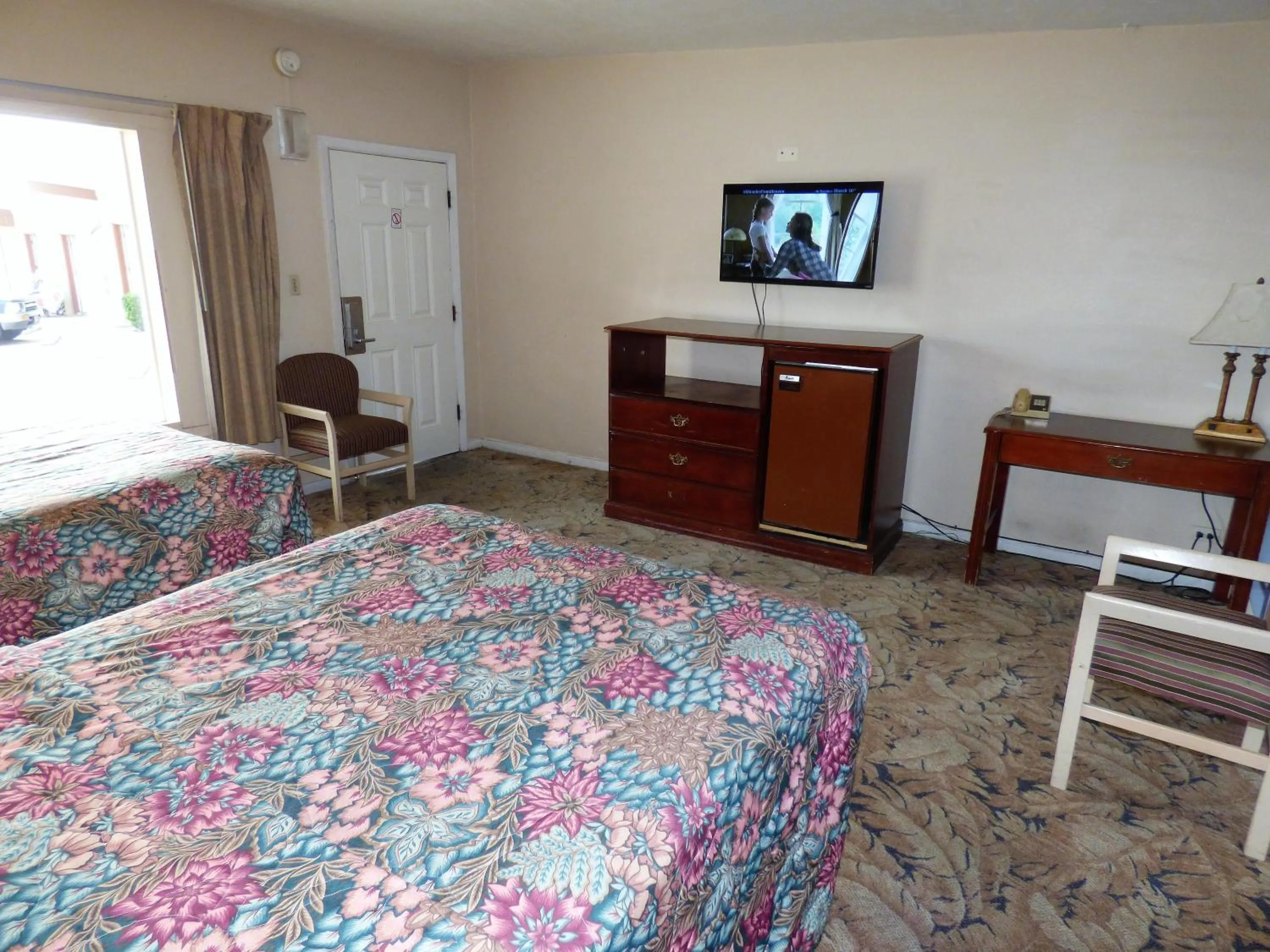 Photo of the whole room, Bed in Sands Motel