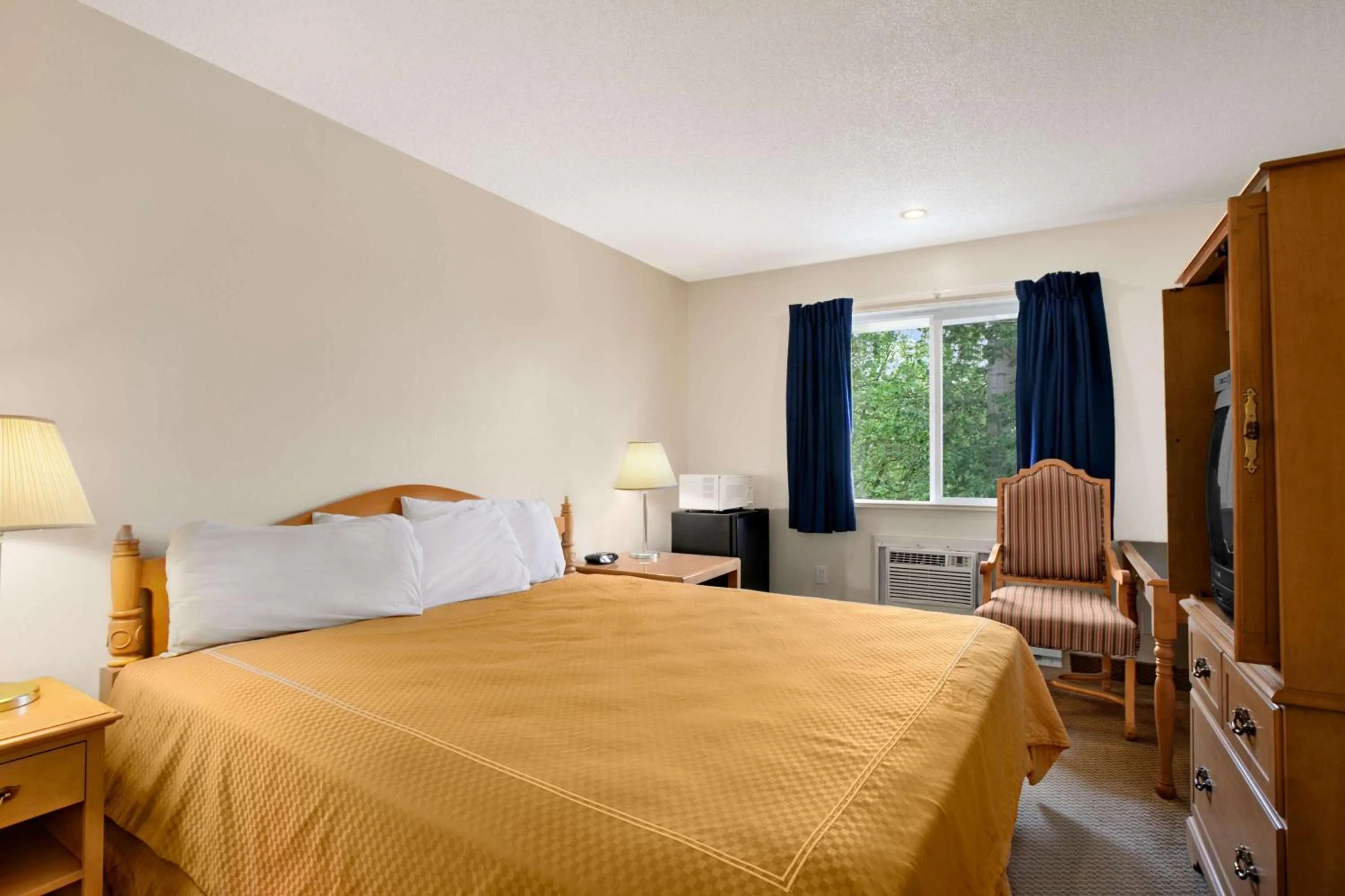 Photo of the whole room in Travelodge by Wyndham Port of Tacoma WA