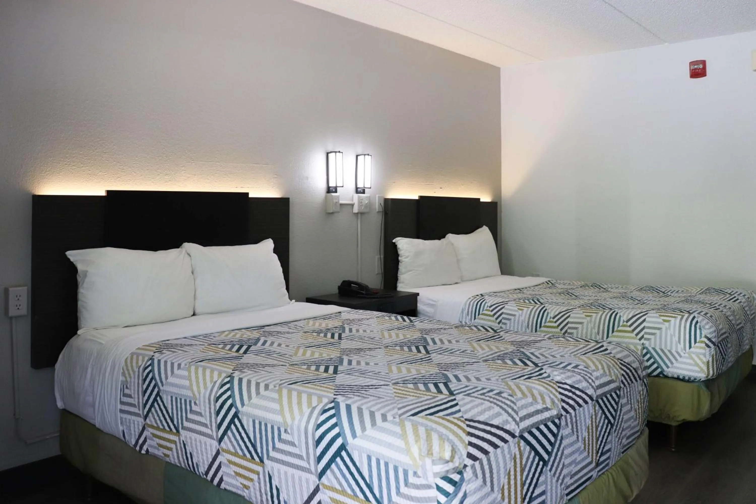 Bedroom, Bed in Motel 6-Birmingham, AL