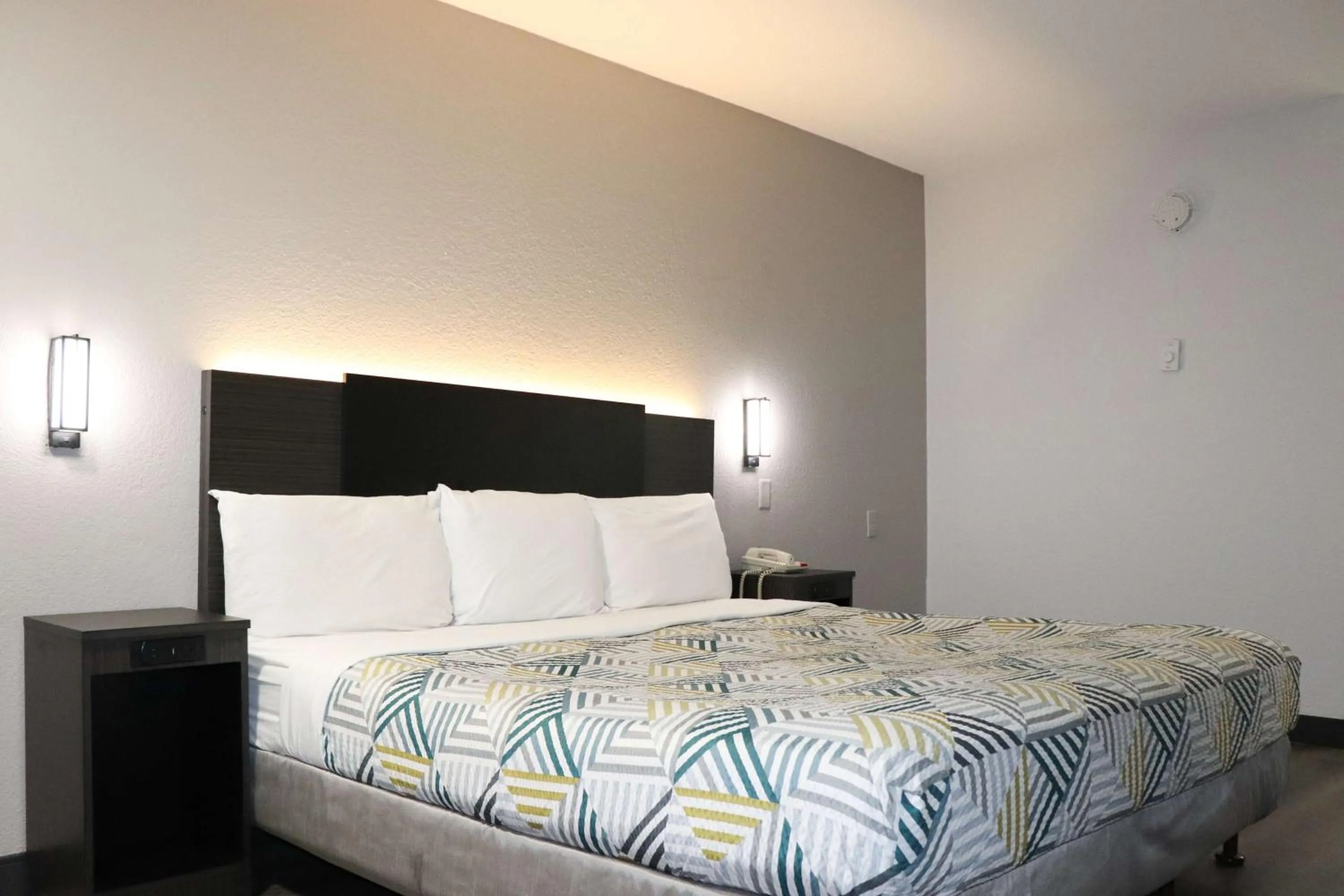 Bedroom, Bed in Motel 6-Birmingham, AL