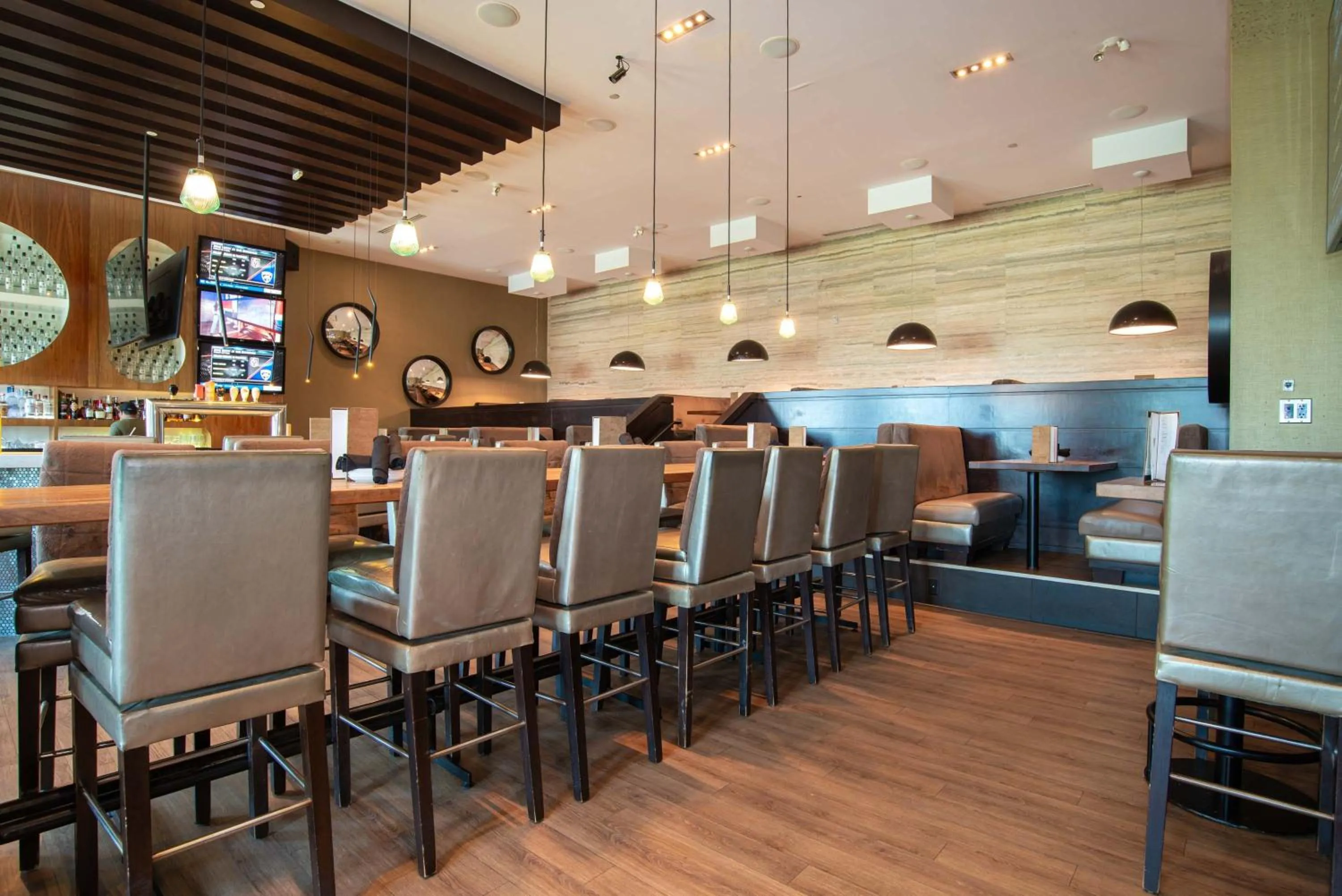 Restaurant/places to eat in Sandman Signature Edmonton South Hotel