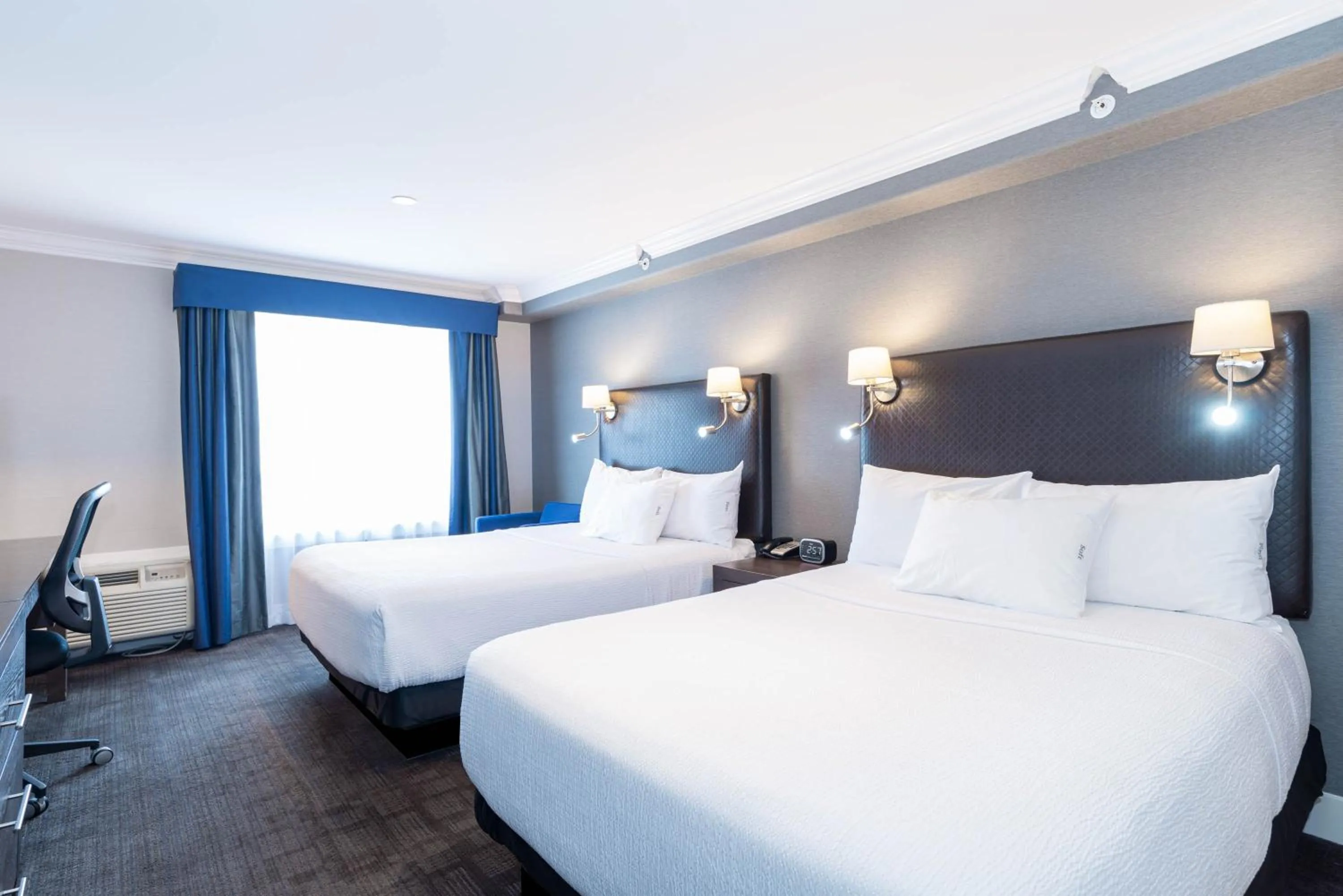 Photo of the whole room, Bed in Sandman Signature Edmonton South Hotel