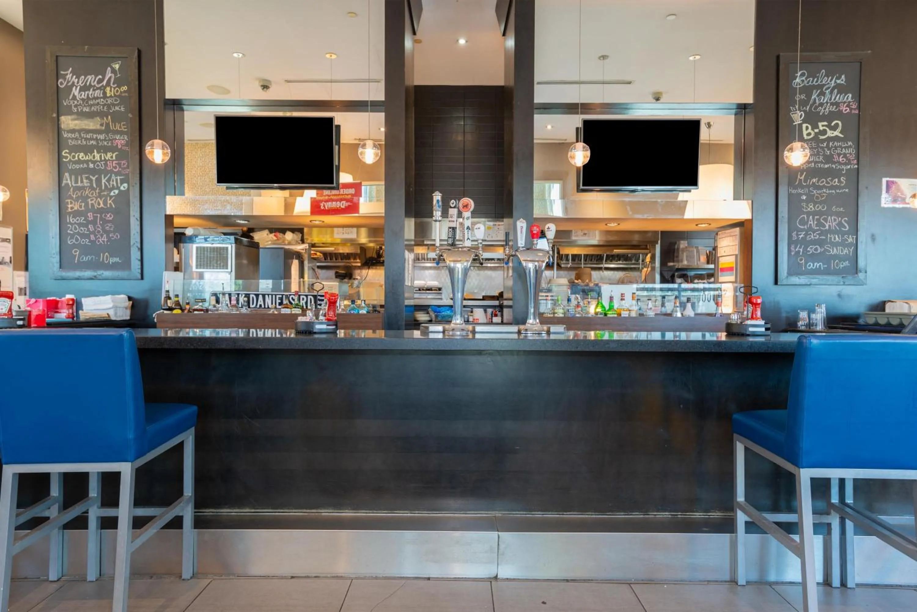 Lounge or bar in Sandman Signature Edmonton South Hotel