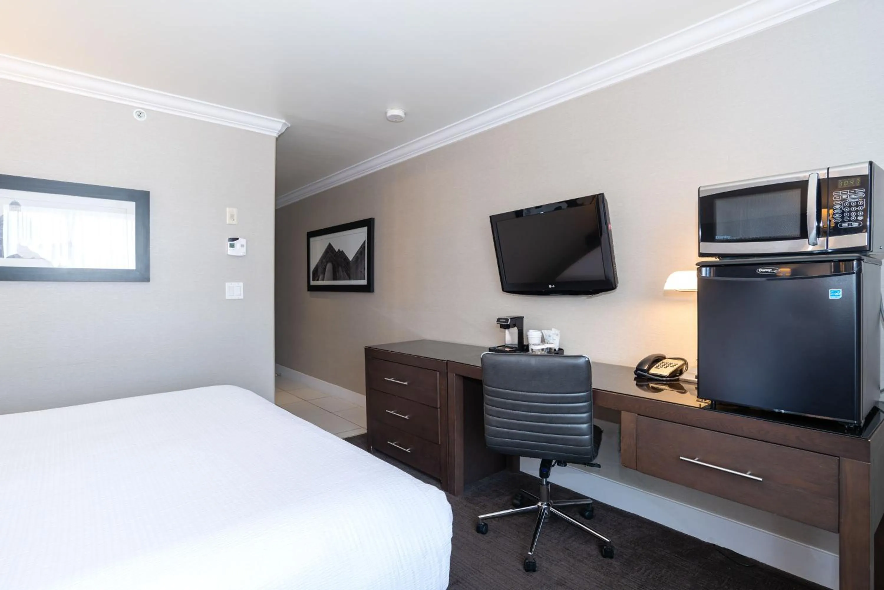 Photo of the whole room, Bed in Sandman Signature Edmonton South Hotel
