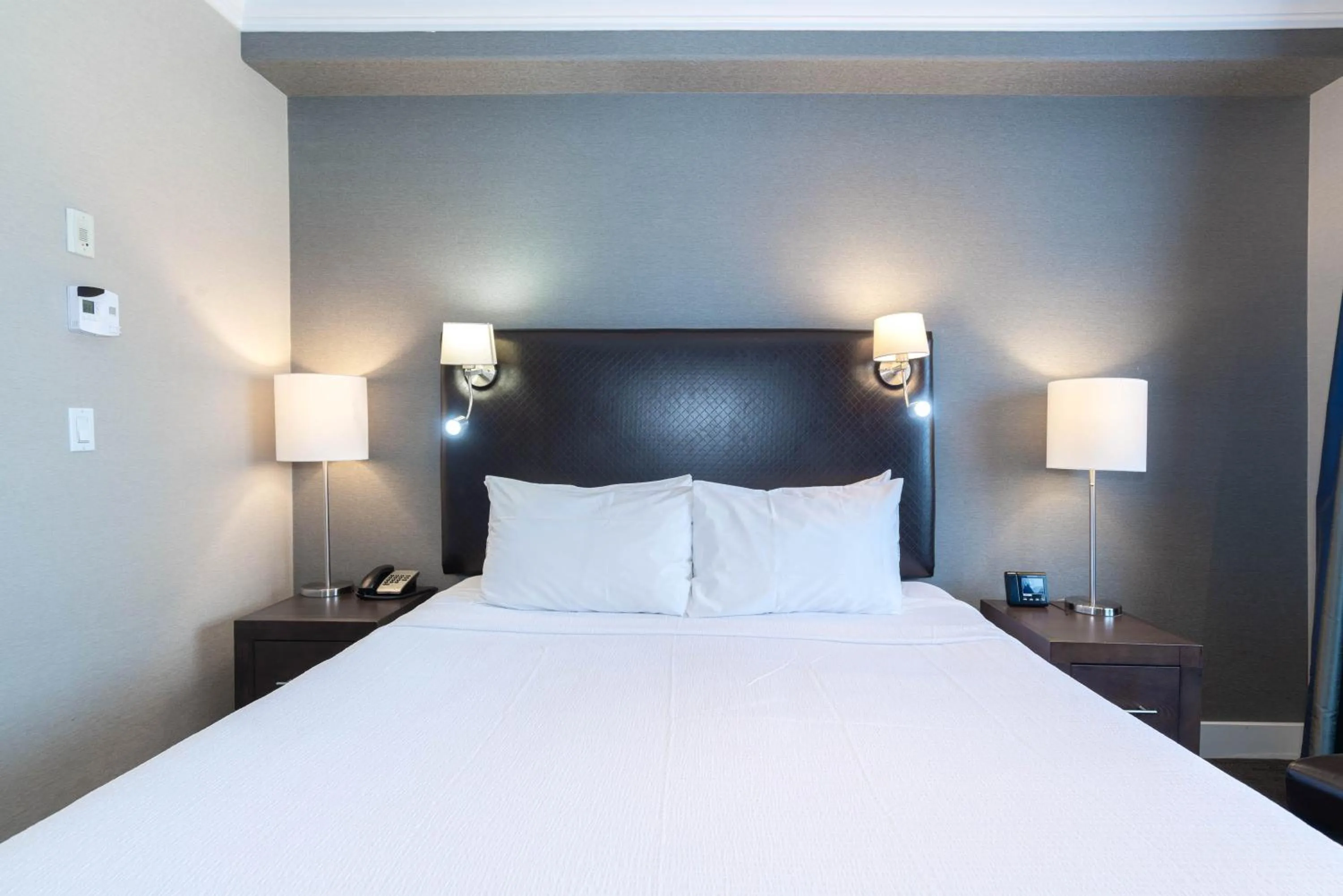 Photo of the whole room, Bed in Sandman Signature Edmonton South Hotel