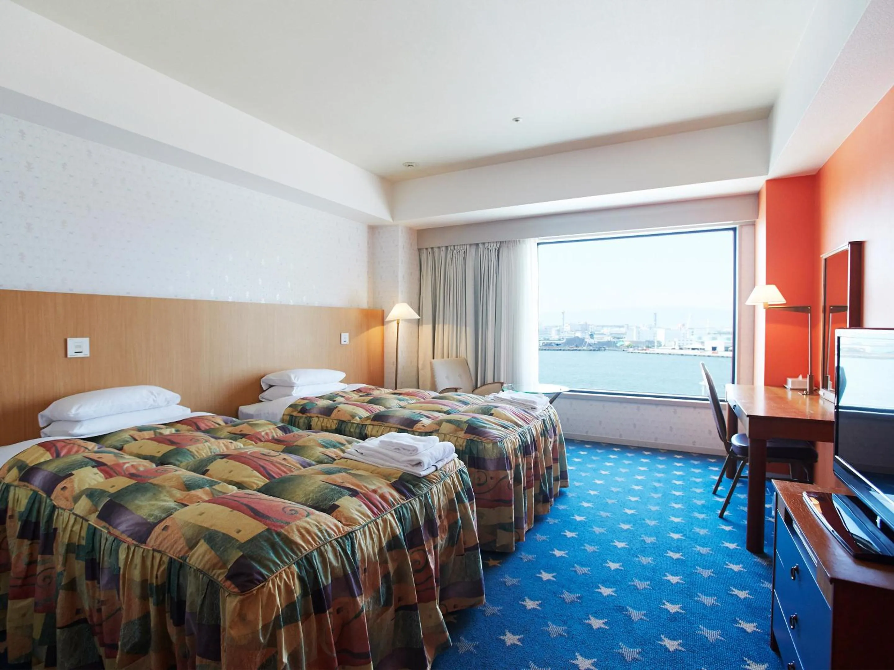 Photo of the whole room, Bed in Hotel Seagull Tenpozan Osaka