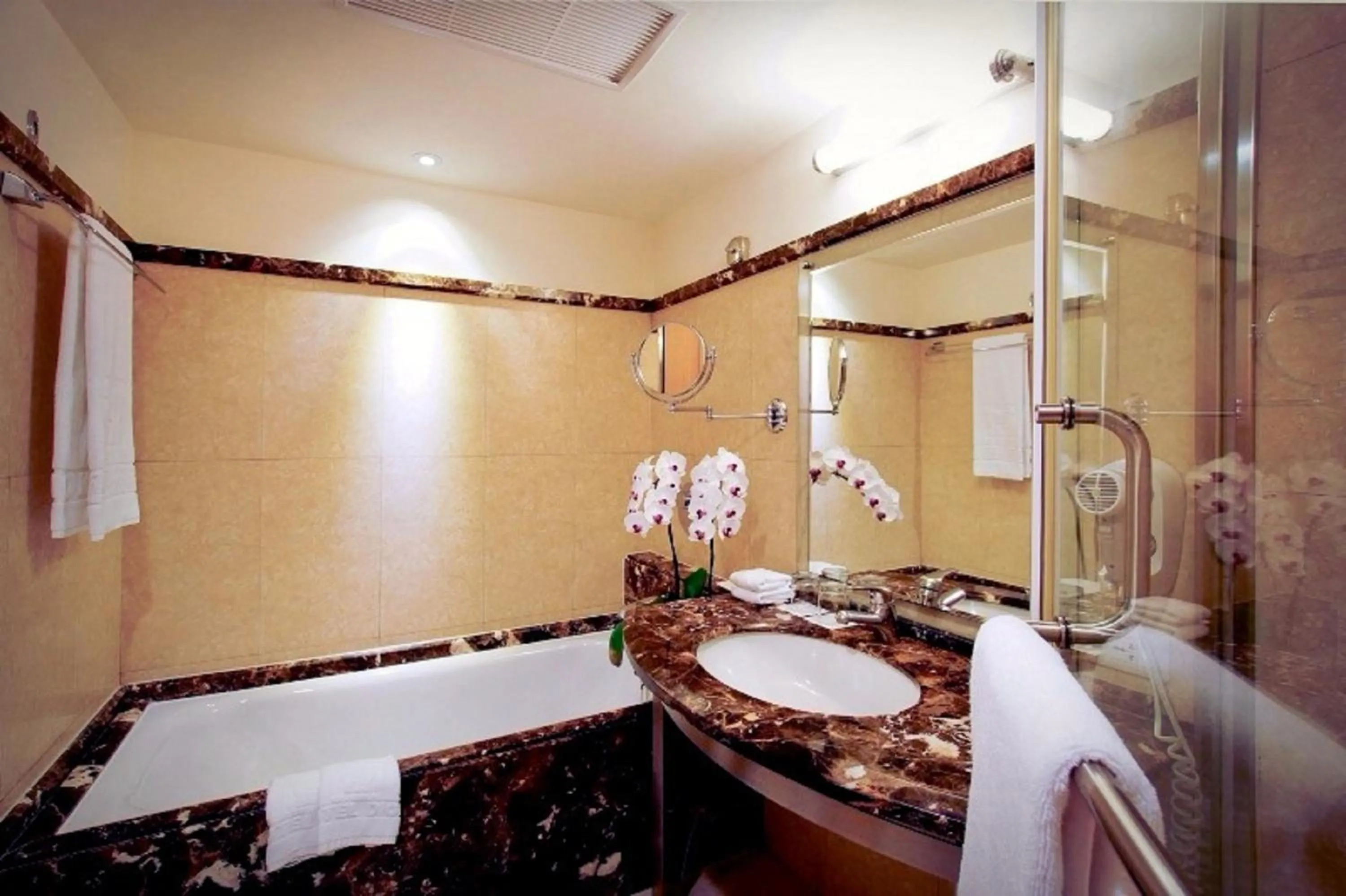 Bathroom in 鼎隆國際商旅 Hotel Dion