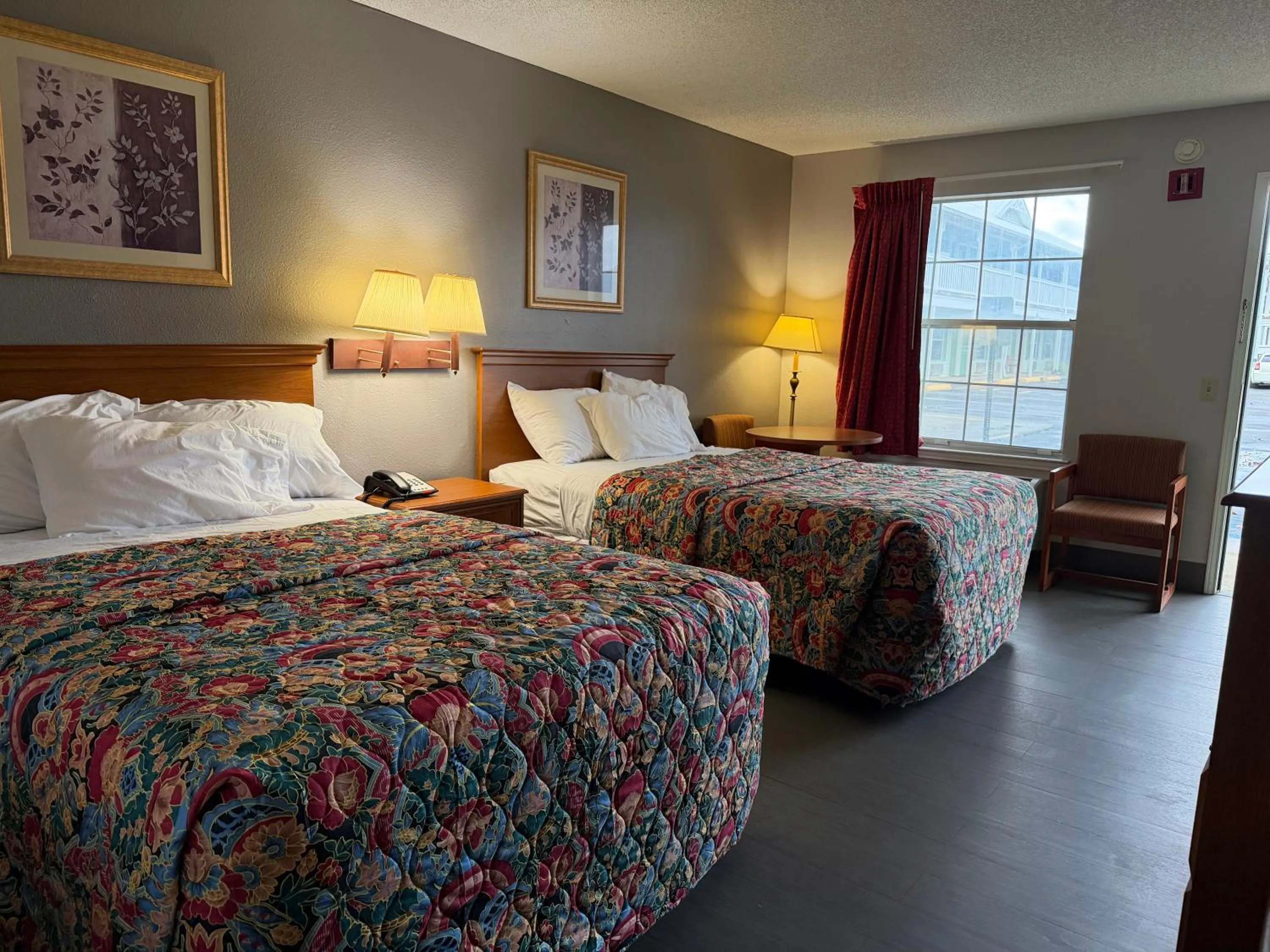 Bed in Key West Inn - Chatsworth