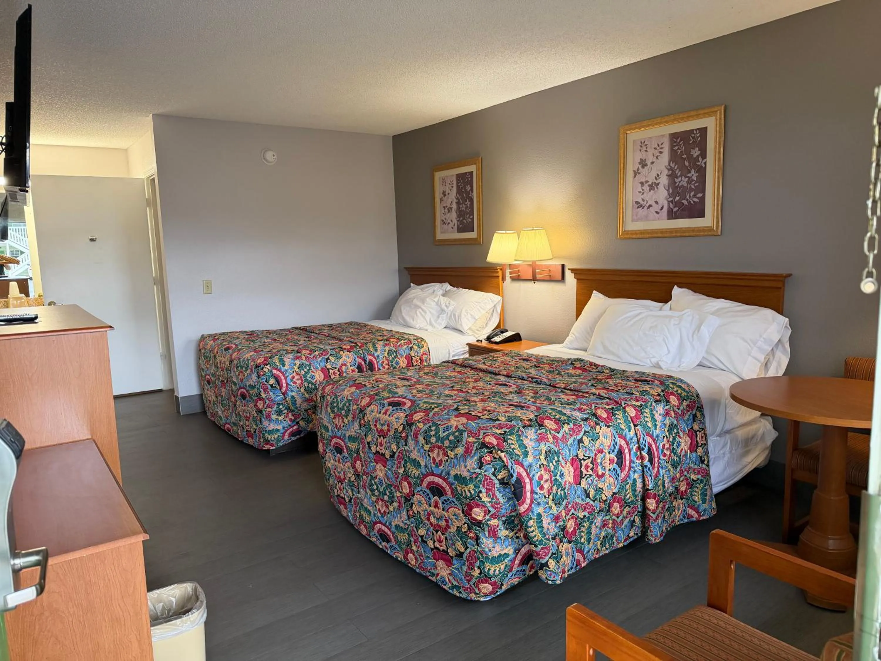 Bed in Key West Inn - Chatsworth