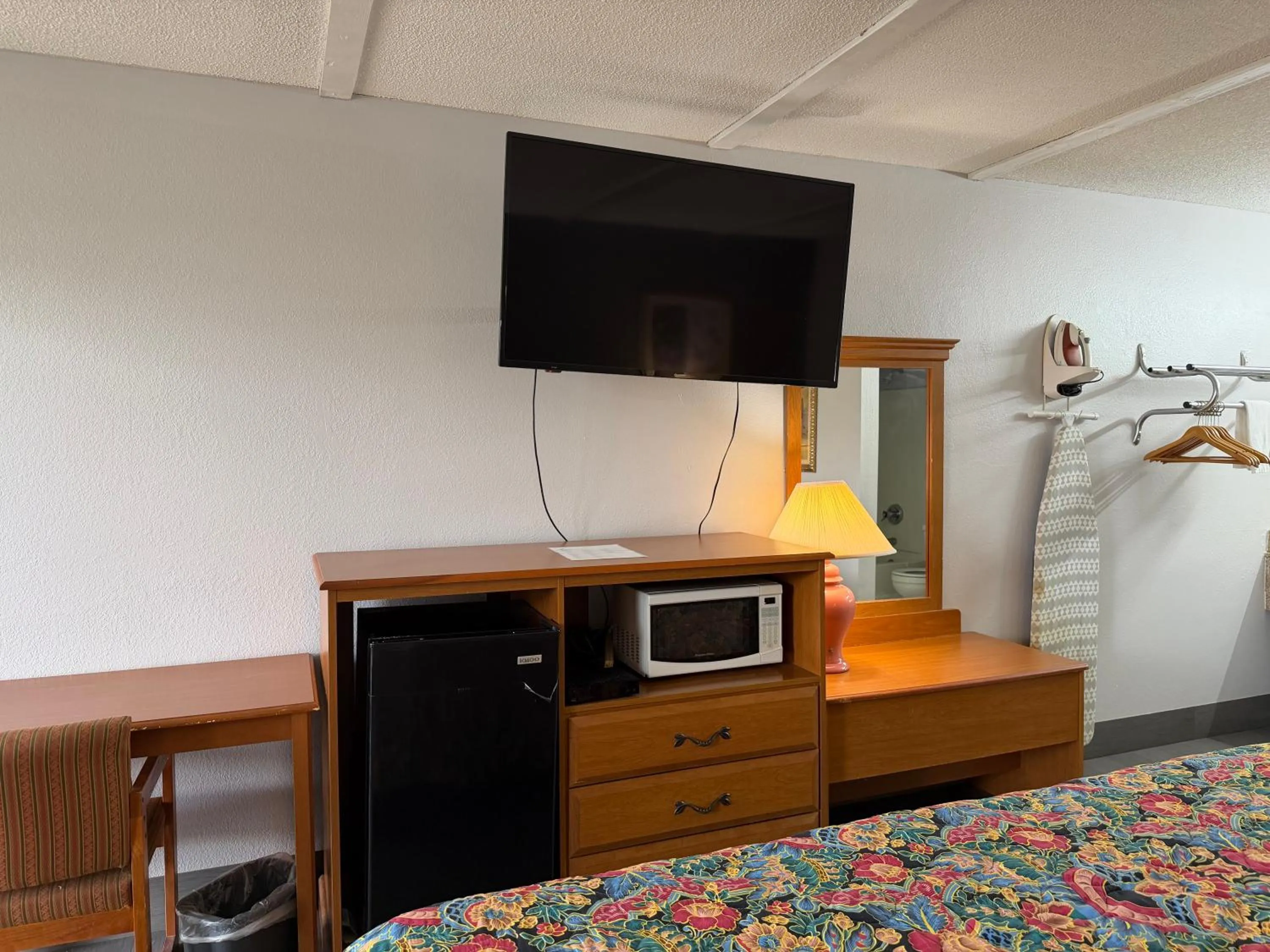 Bed in Key West Inn - Chatsworth