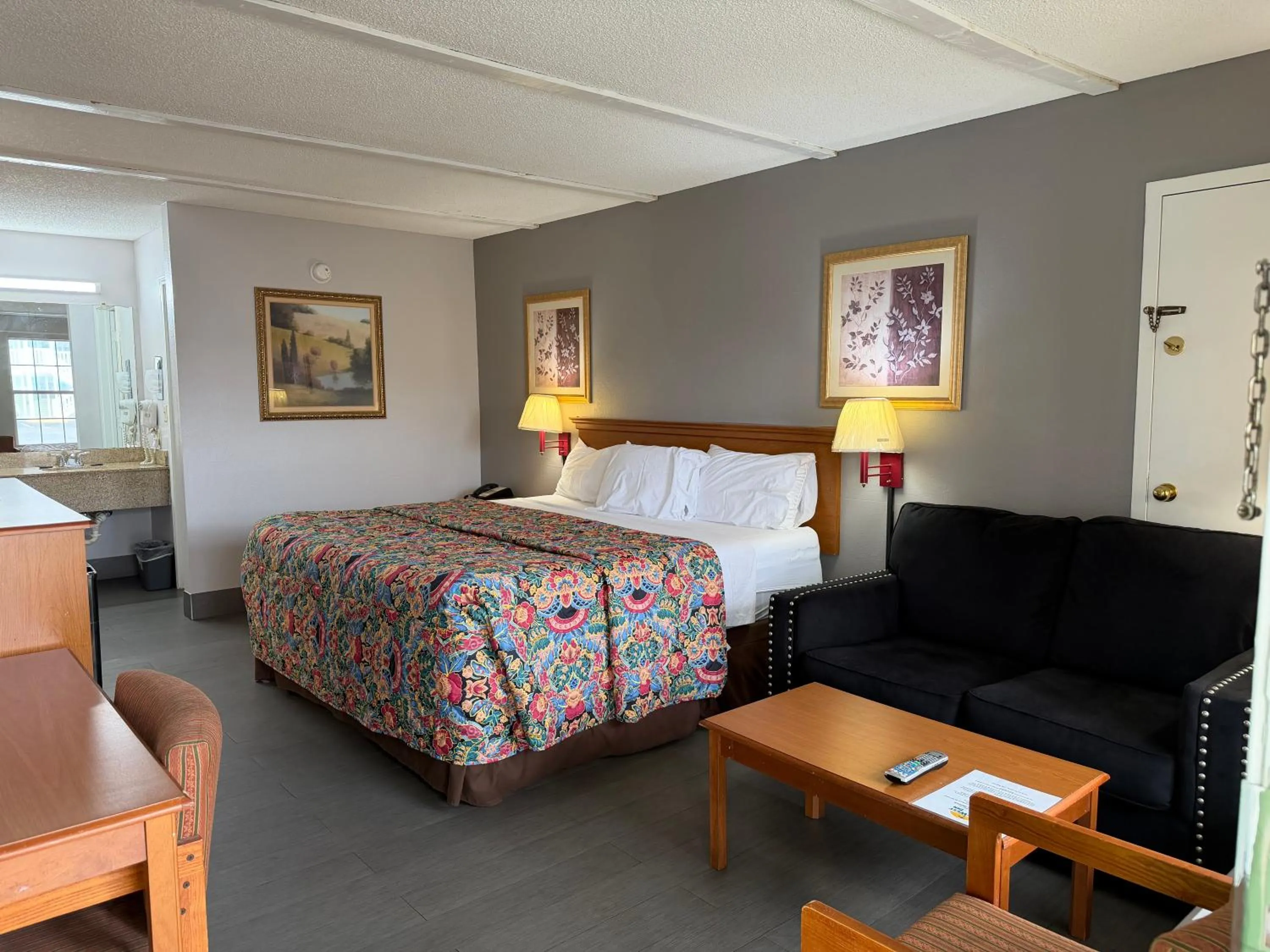 Bed in Key West Inn - Chatsworth