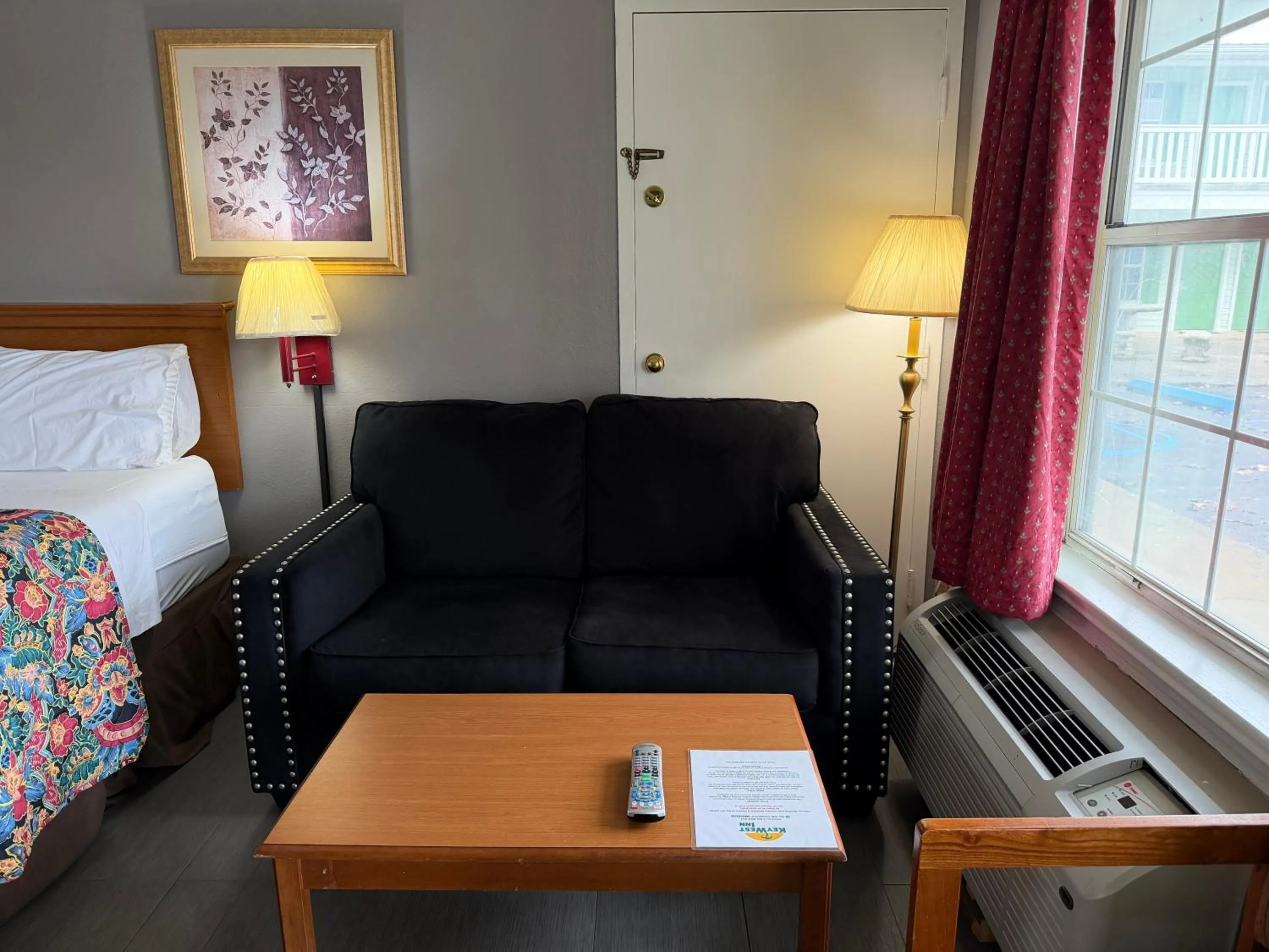 Bed in Key West Inn - Chatsworth