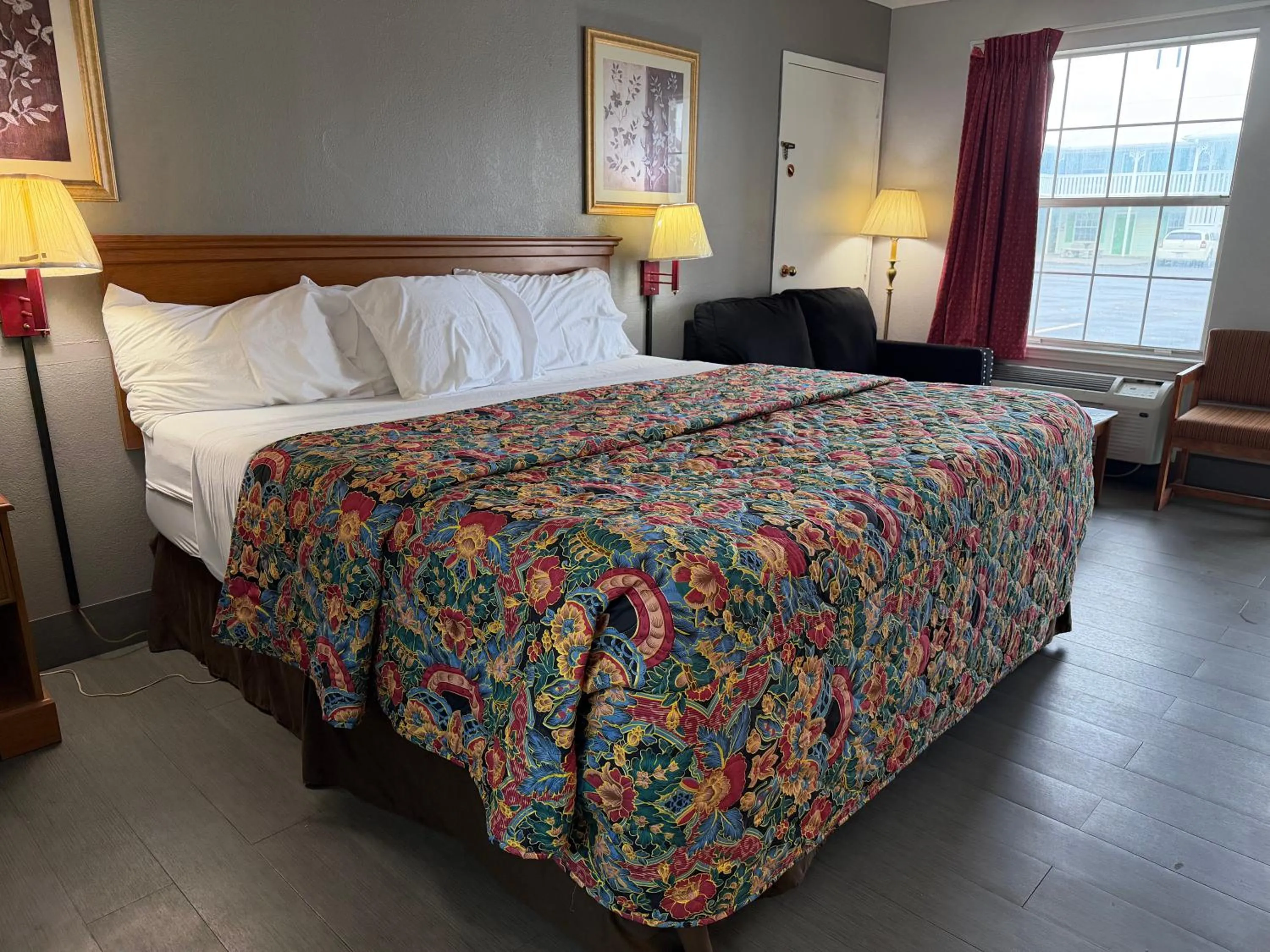 Bed in Key West Inn - Chatsworth