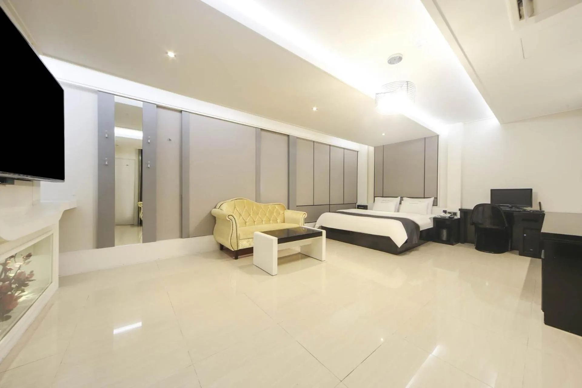 Photo of the whole room, Bed in Renaissance Hotel Pohang