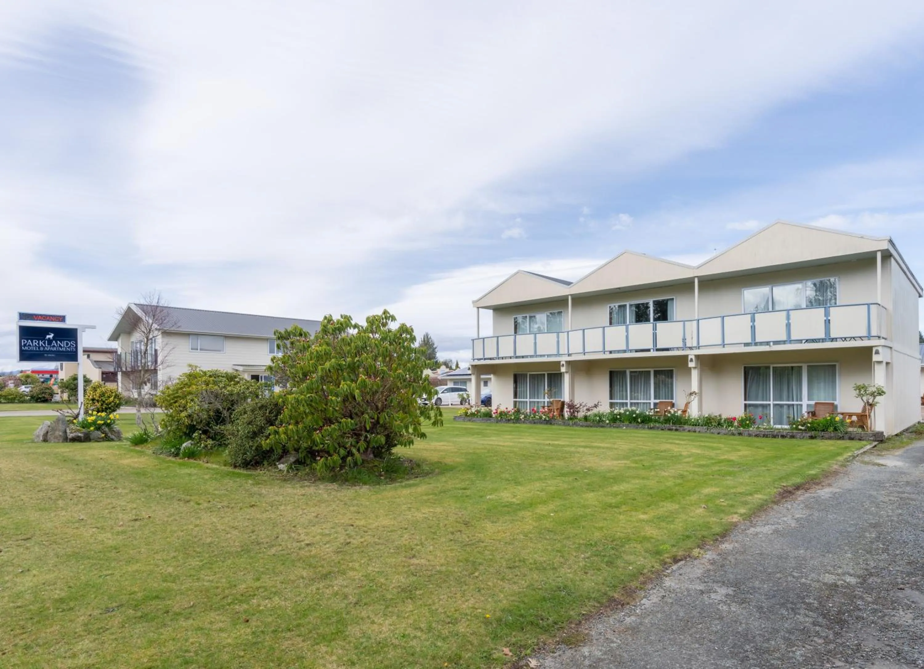 Property building in Parklands Motel & Apartments Te Anau