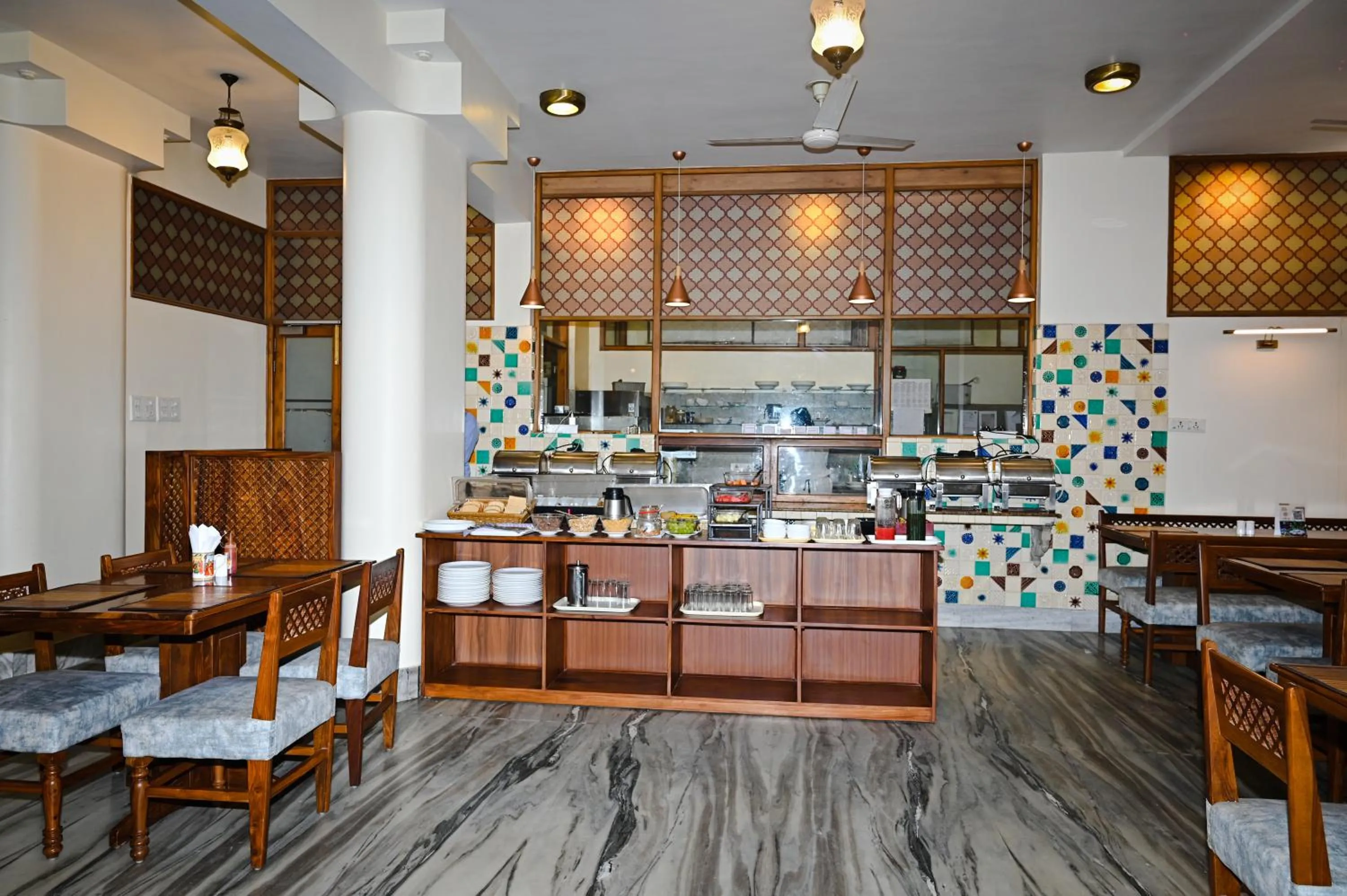 Restaurant/places to eat in Om Niwas Suite Hotel