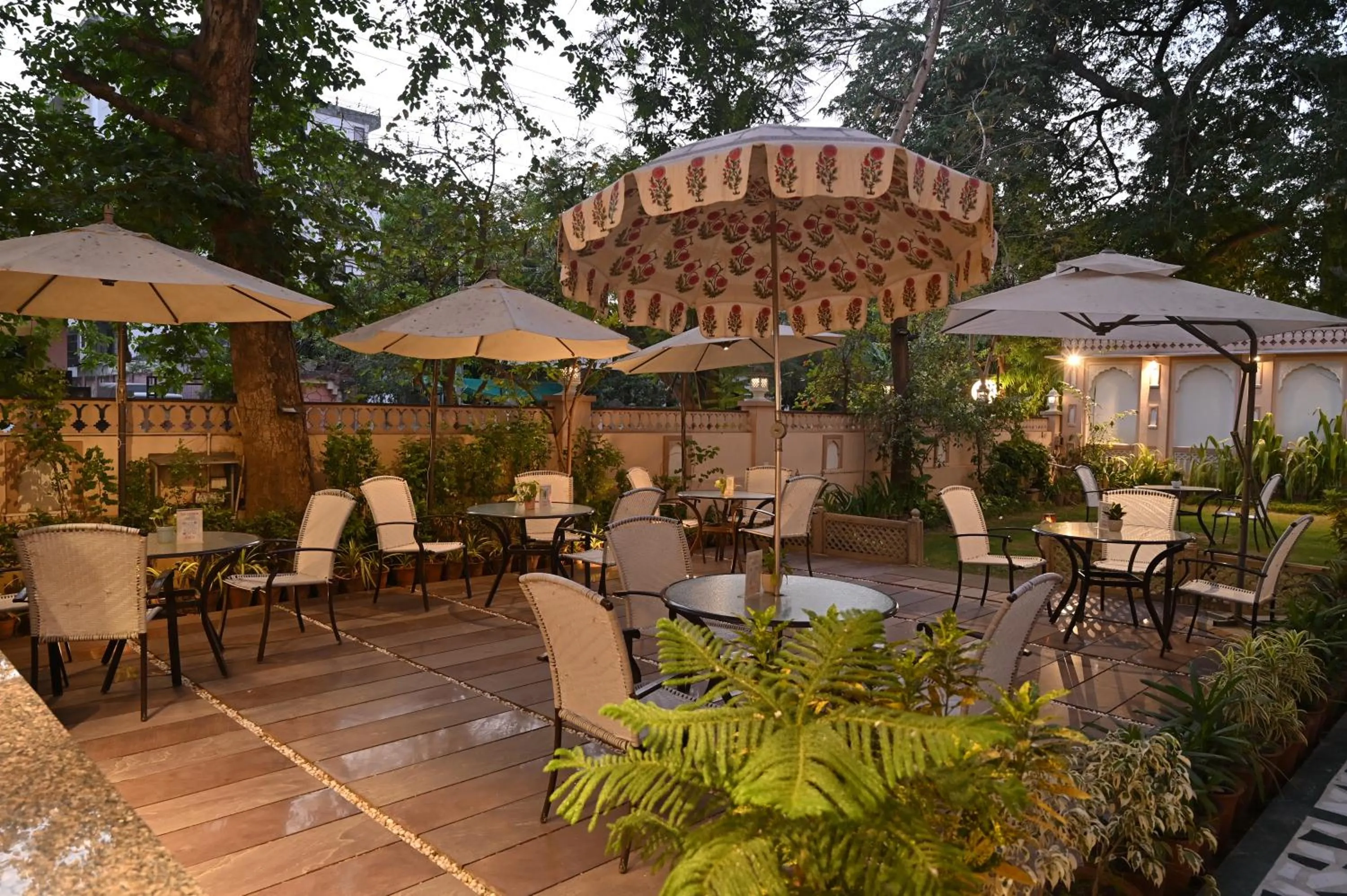 Restaurant/places to eat in Om Niwas Suite Hotel