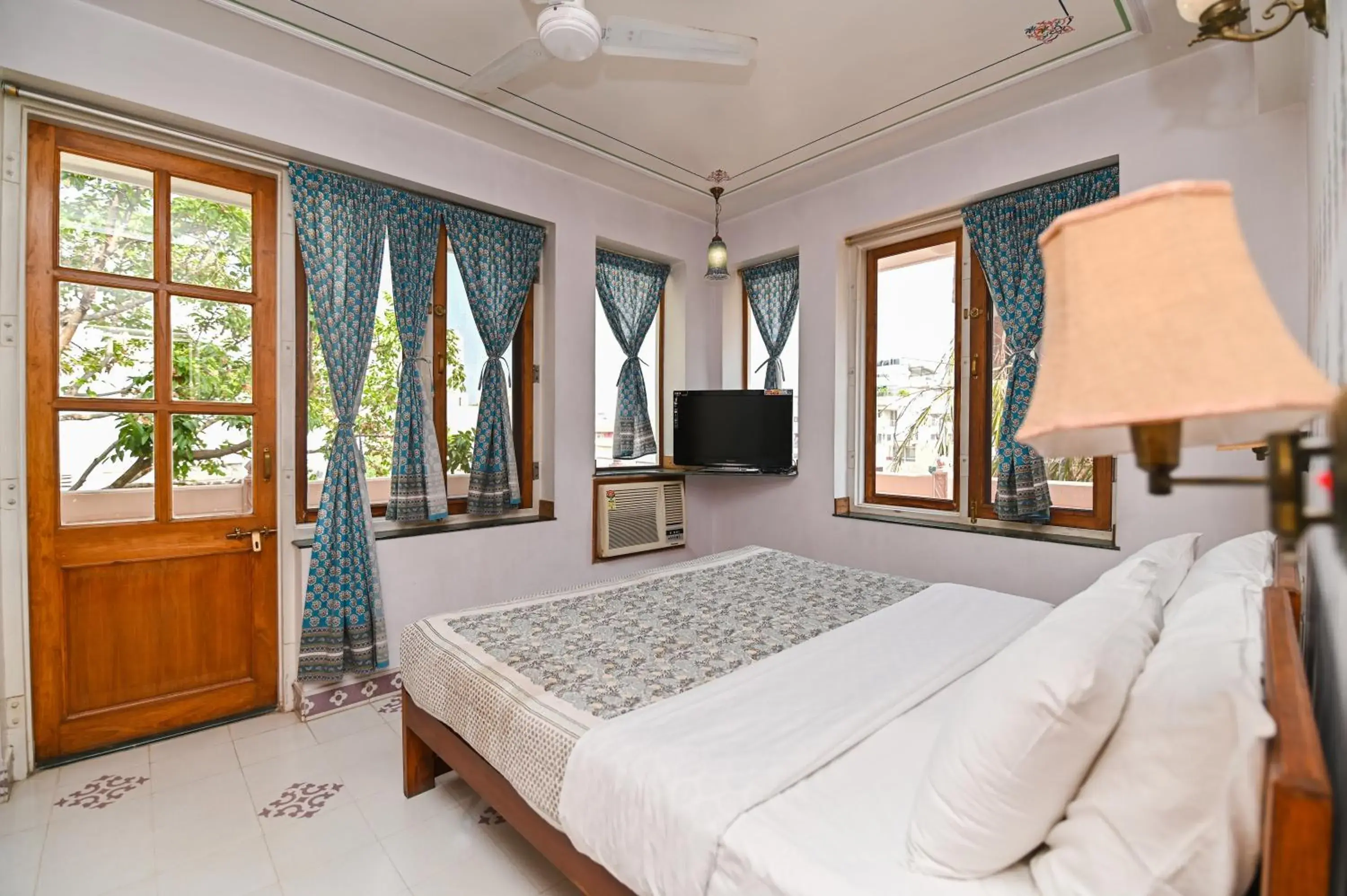 Luxury Suite - single occupancy in Om Niwas Suite Hotel Luxury Suite - single occupancy in Om Niwas Suite Hotel