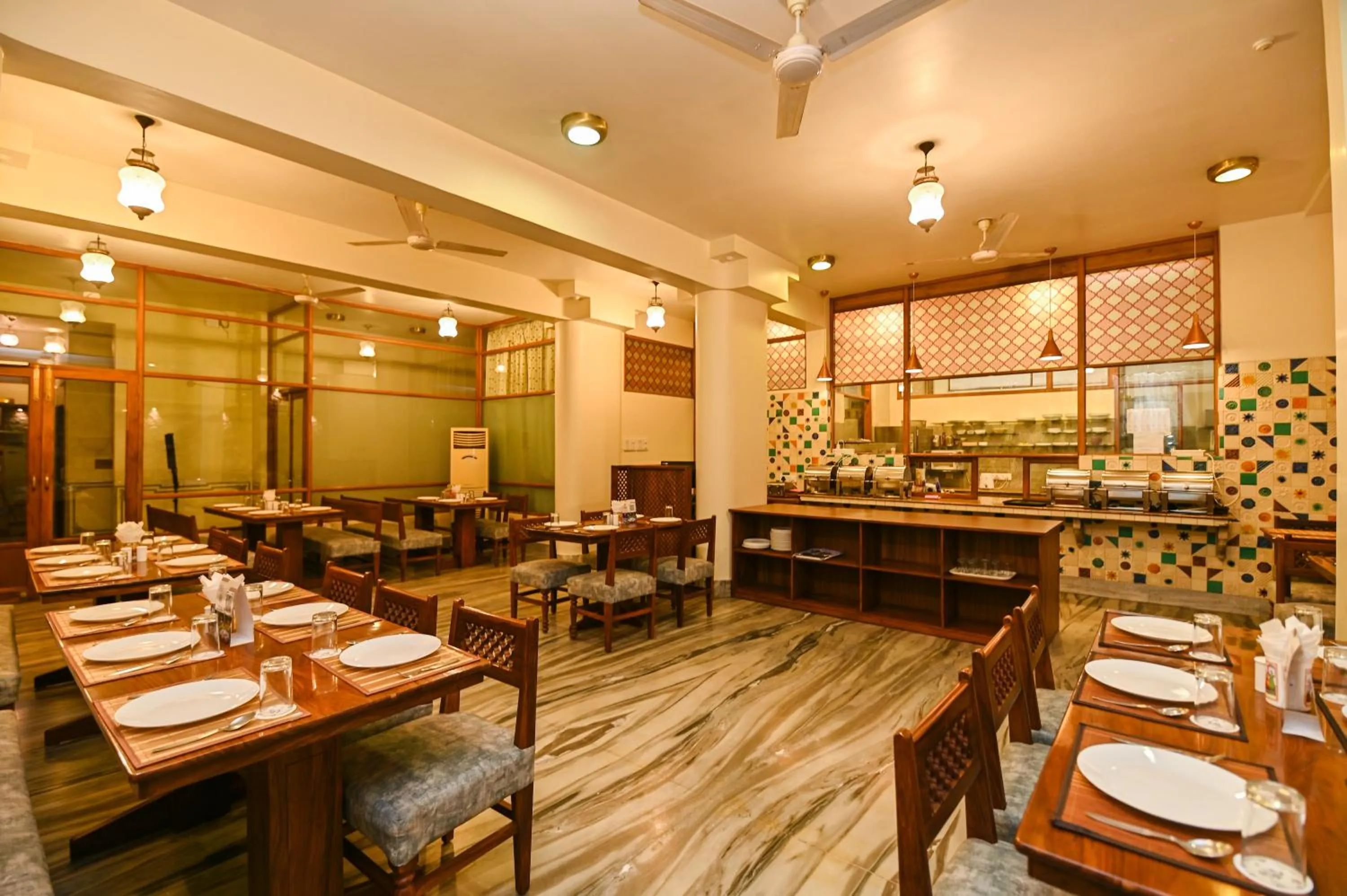 Restaurant/places to eat in Om Niwas Suite Hotel