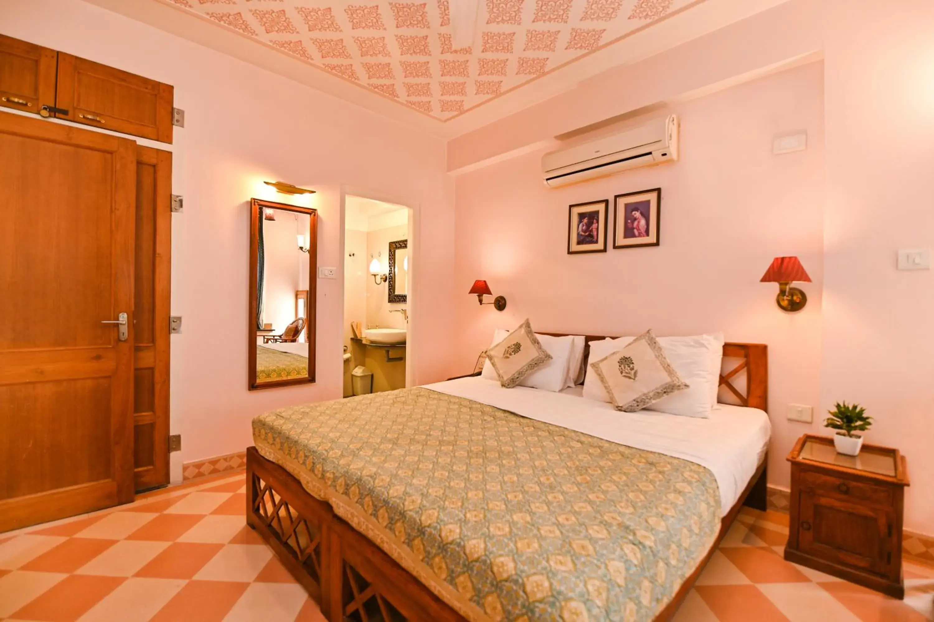 Family Suite - single occupancy in Om Niwas Suite Hotel Family Suite - single occupancy in Om Niwas Suite Hotel