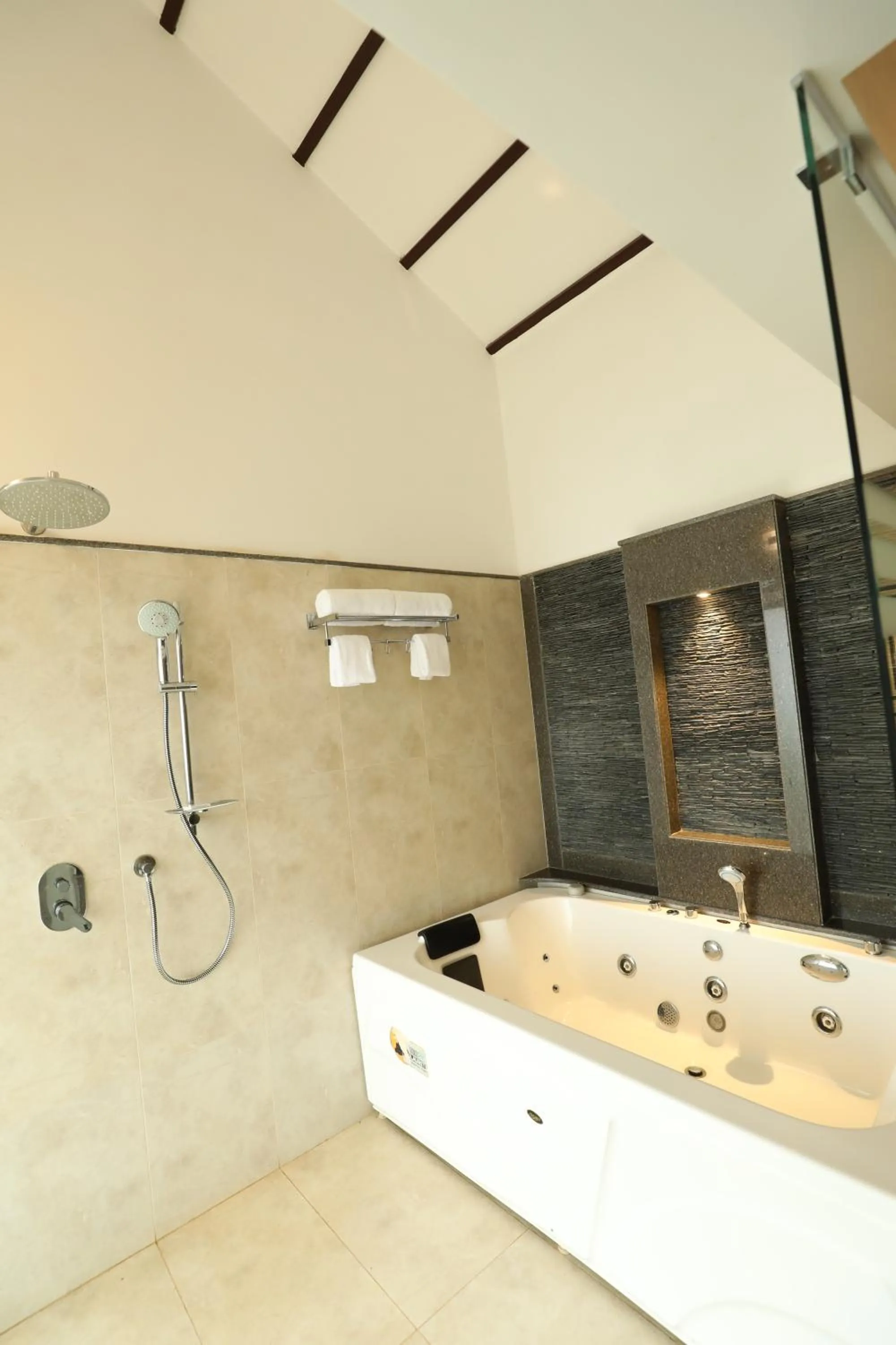 Shower in The Ocean Pearl Resort And Spa