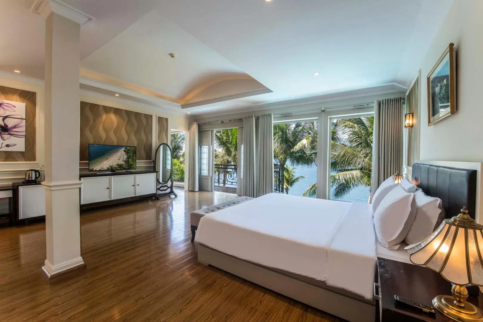 Bedroom, Bed in Hon Tam Resort