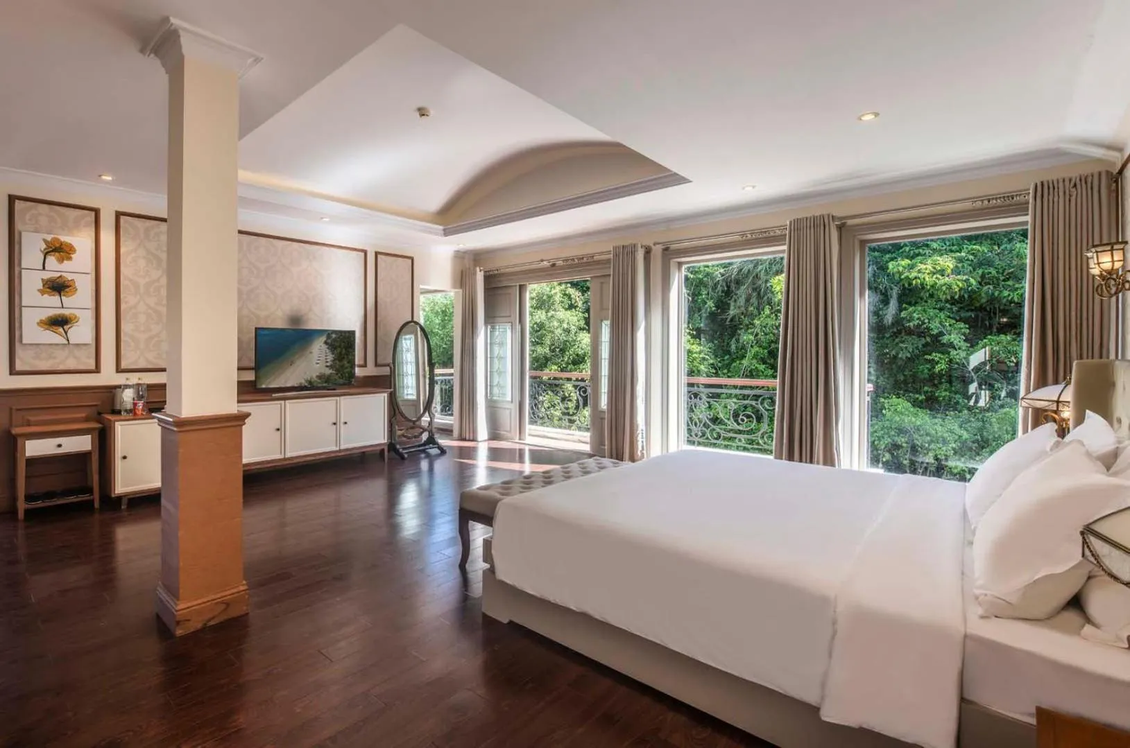 Bed in Hon Tam Resort