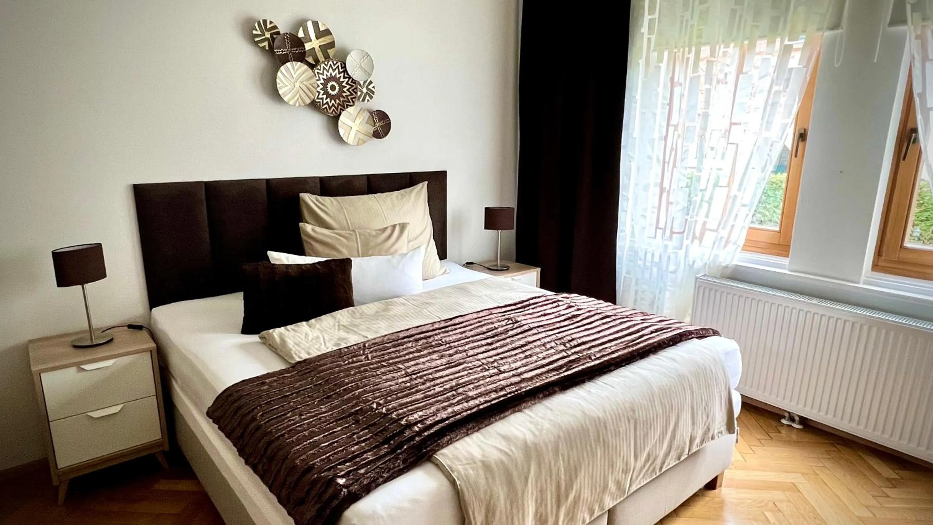 Bed in Apartment im Grünen