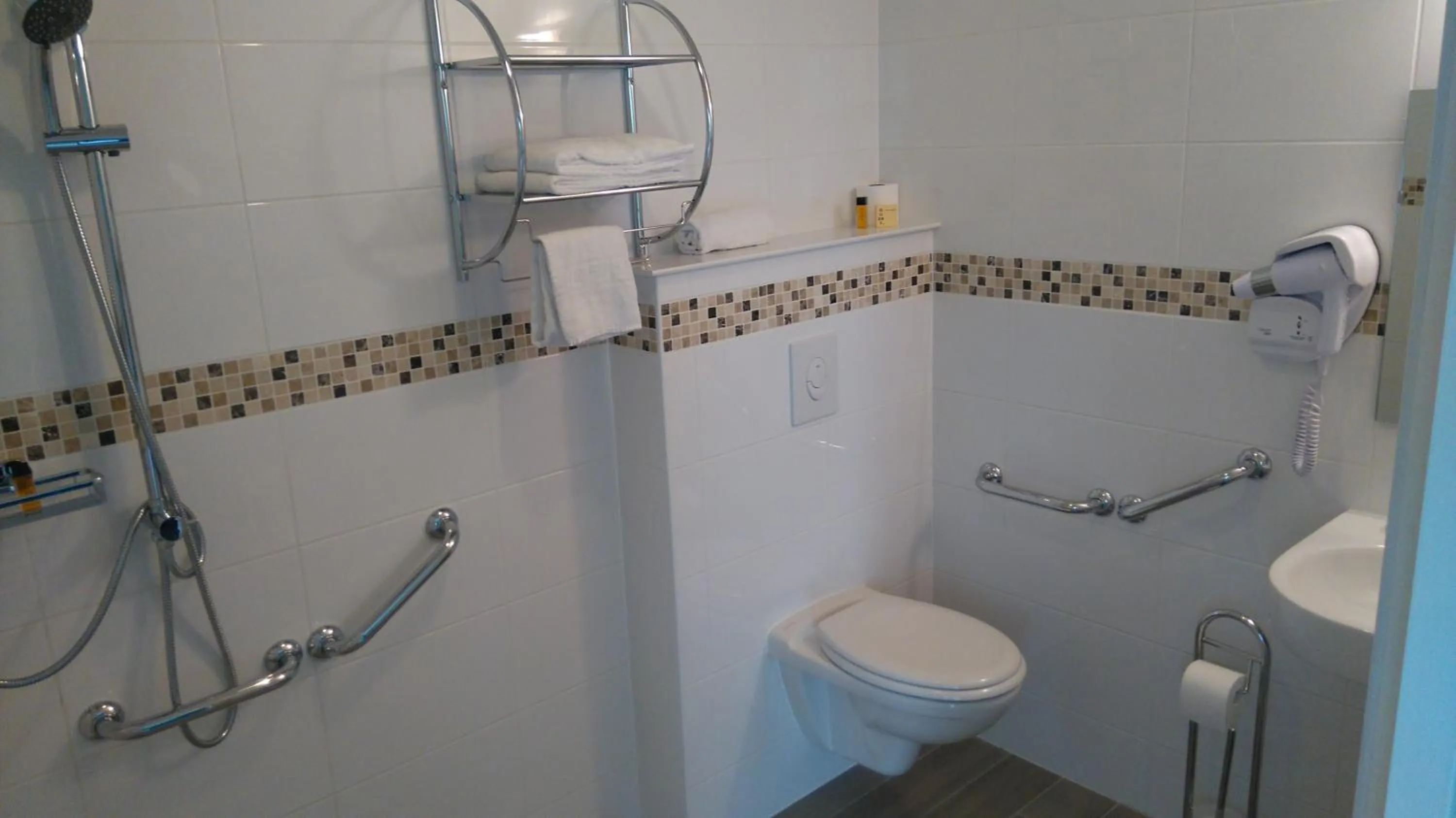 Bathroom in Fasthôtel Le Râle Des Genêts - Un hôtel FH Collection