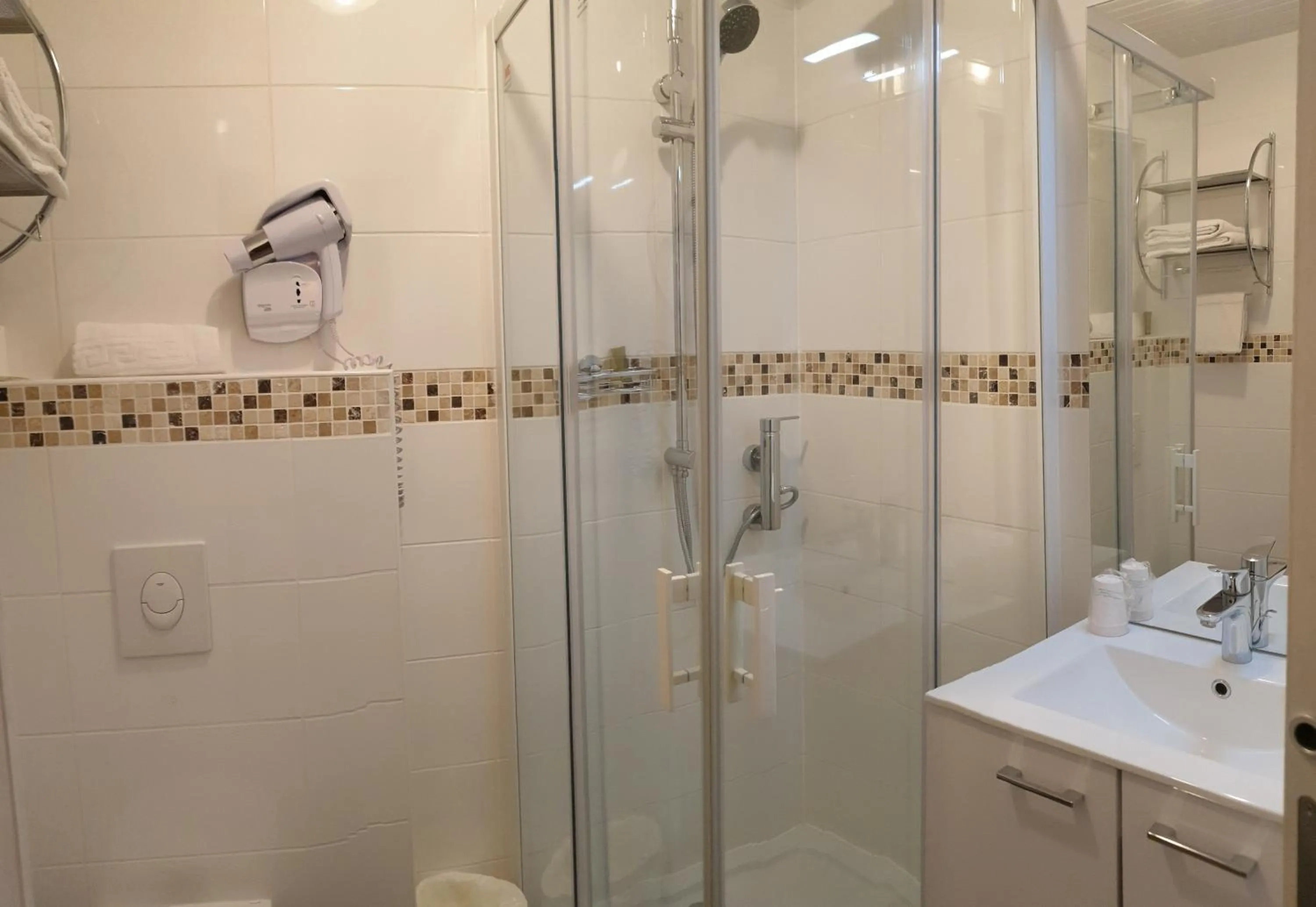 Bathroom in Fasthôtel Le Râle Des Genêts - Un hôtel FH Collection