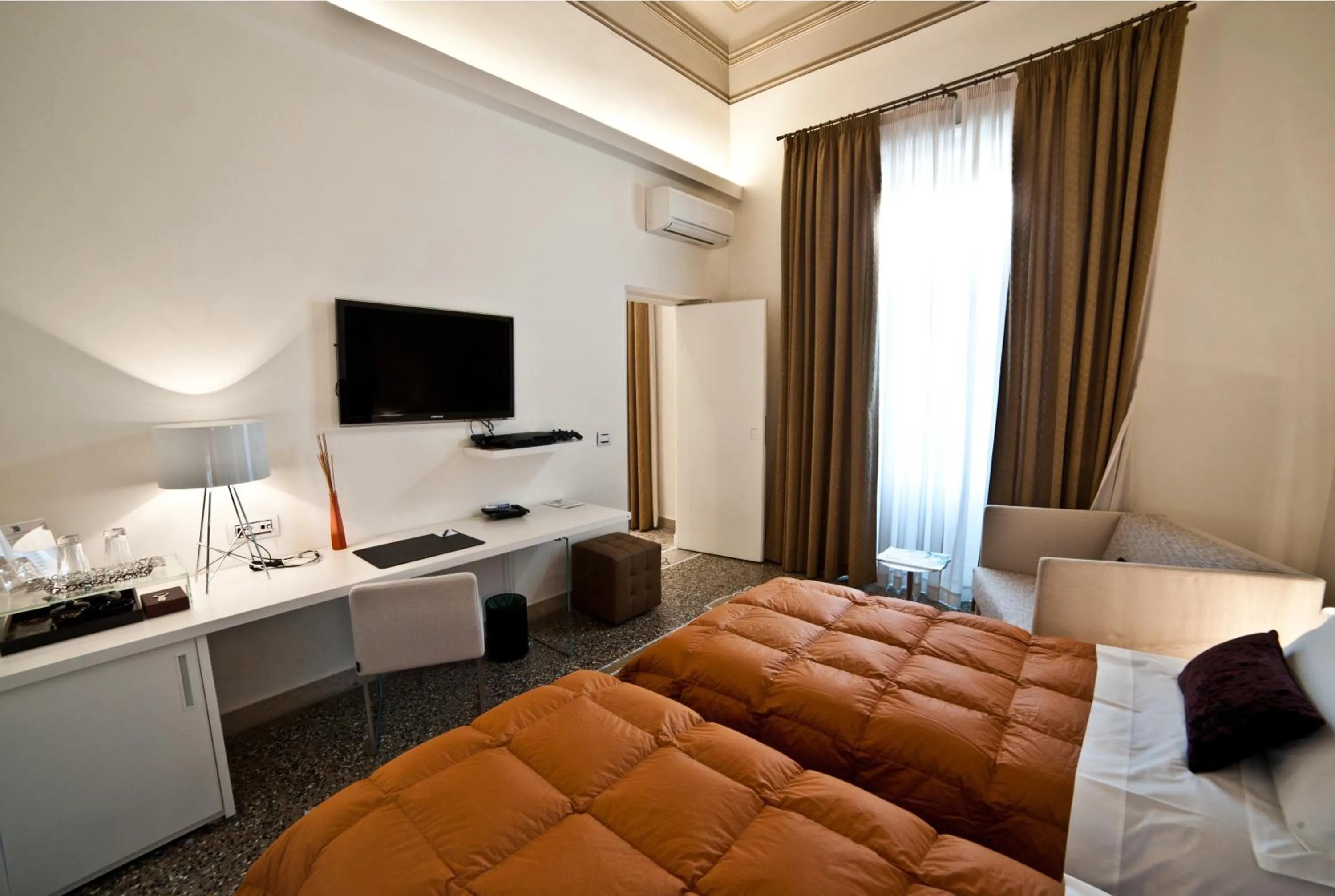 Day, Bed in Town House Cavour