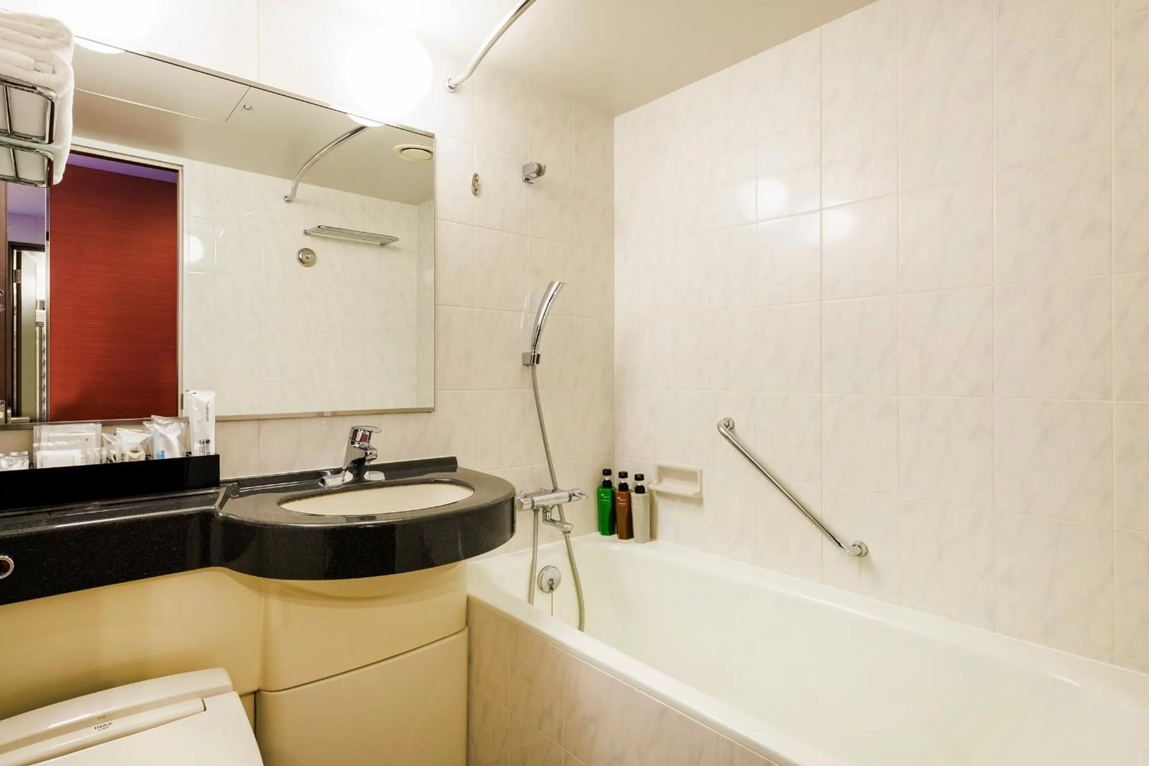 Shower in Hotel Metropolitan Edmont Tokyo