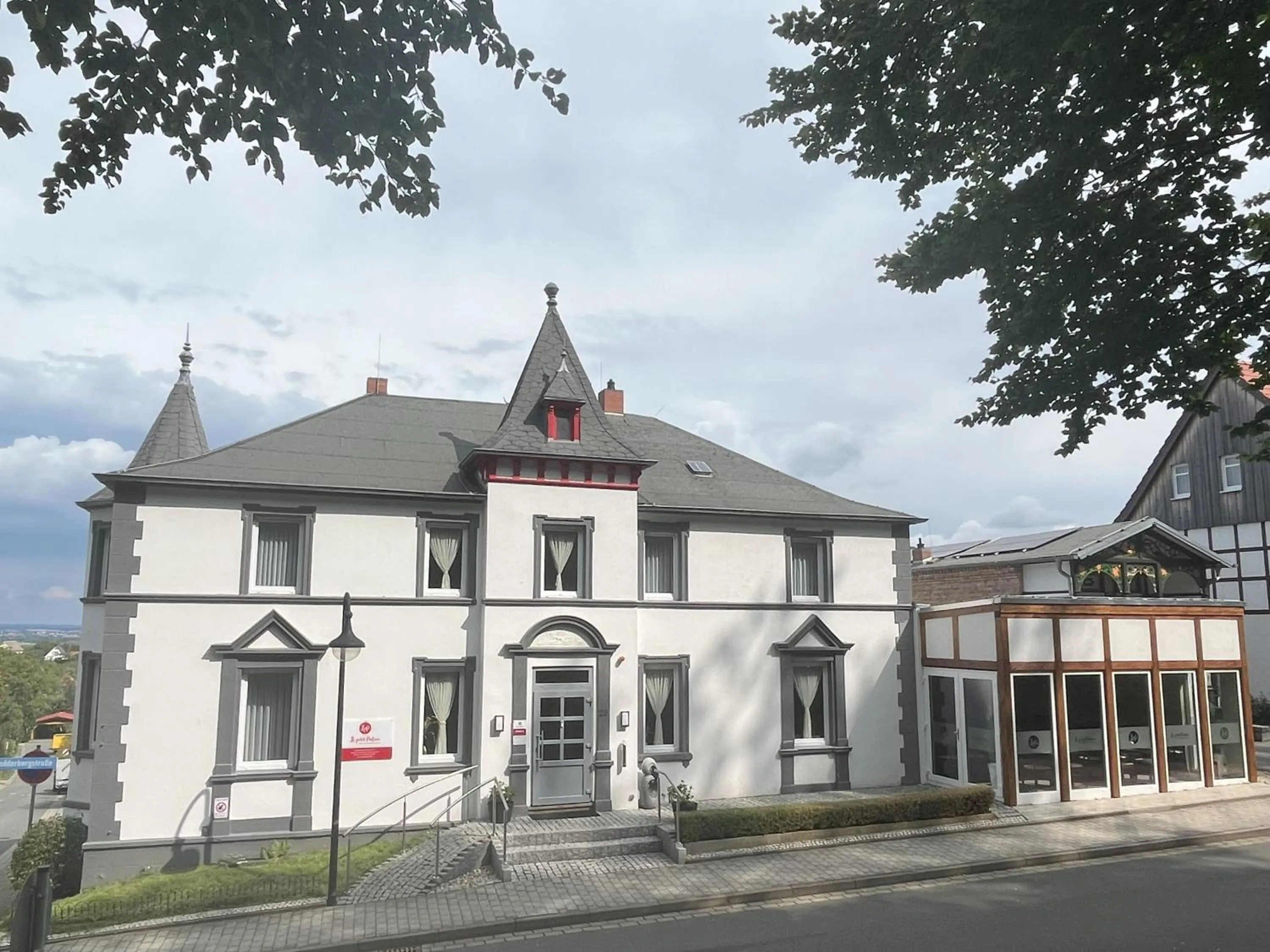 Property building in Le petit Palais - Hotel/Pension