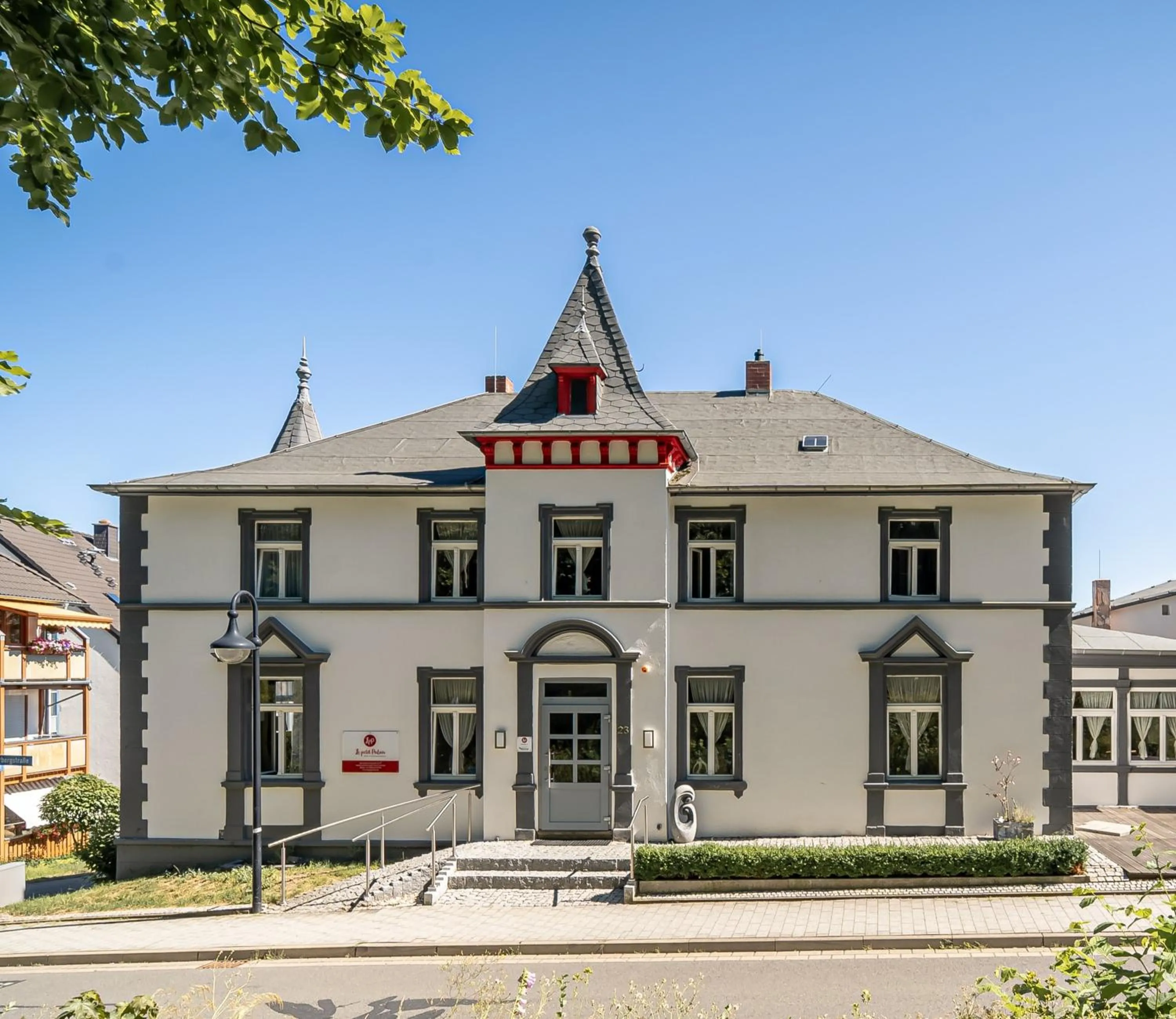 Property building in Le petit Palais - Hotel/Pension