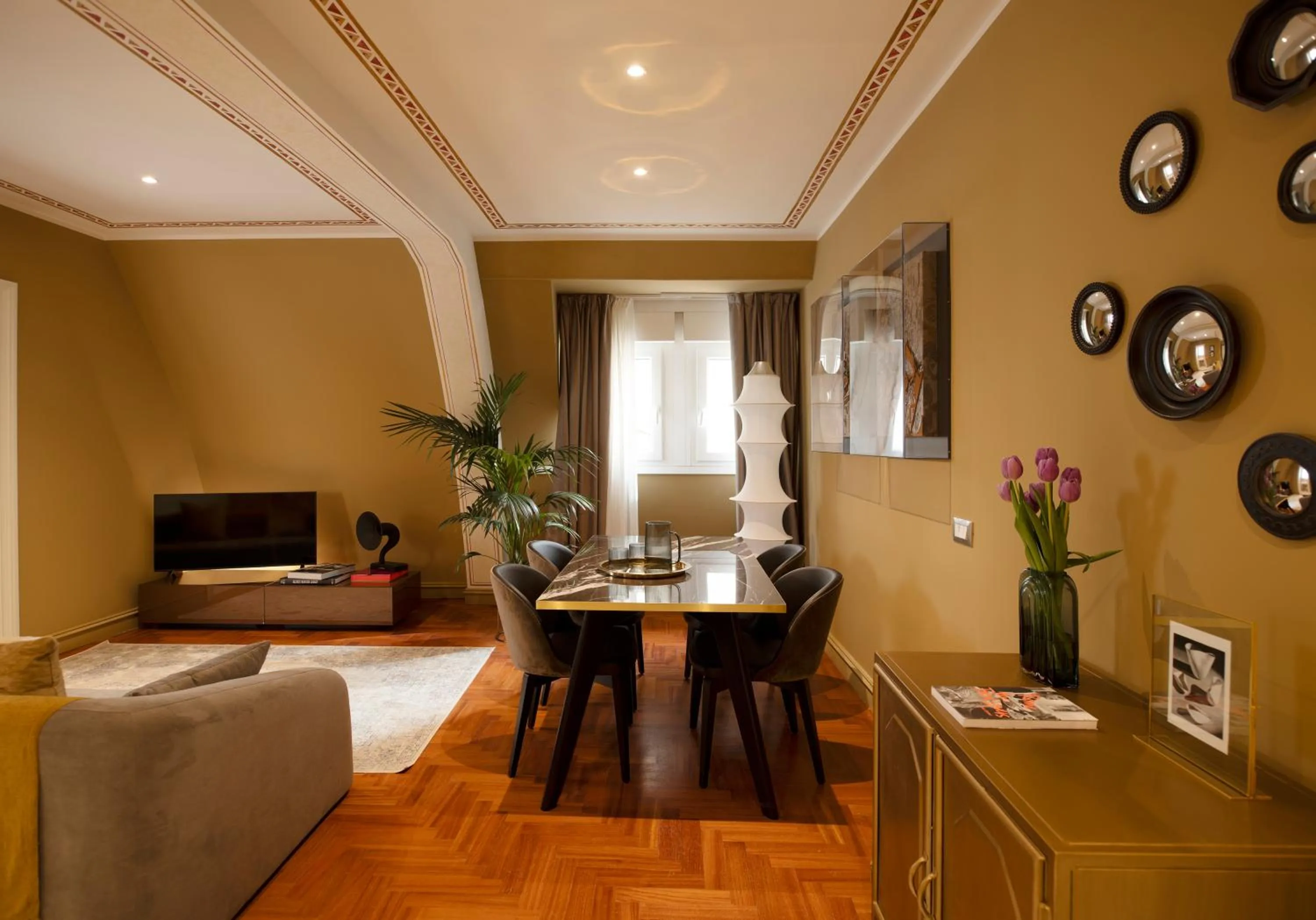 TV and multimedia in Elizabeth Unique Hotel | a Member of Design Hotels™