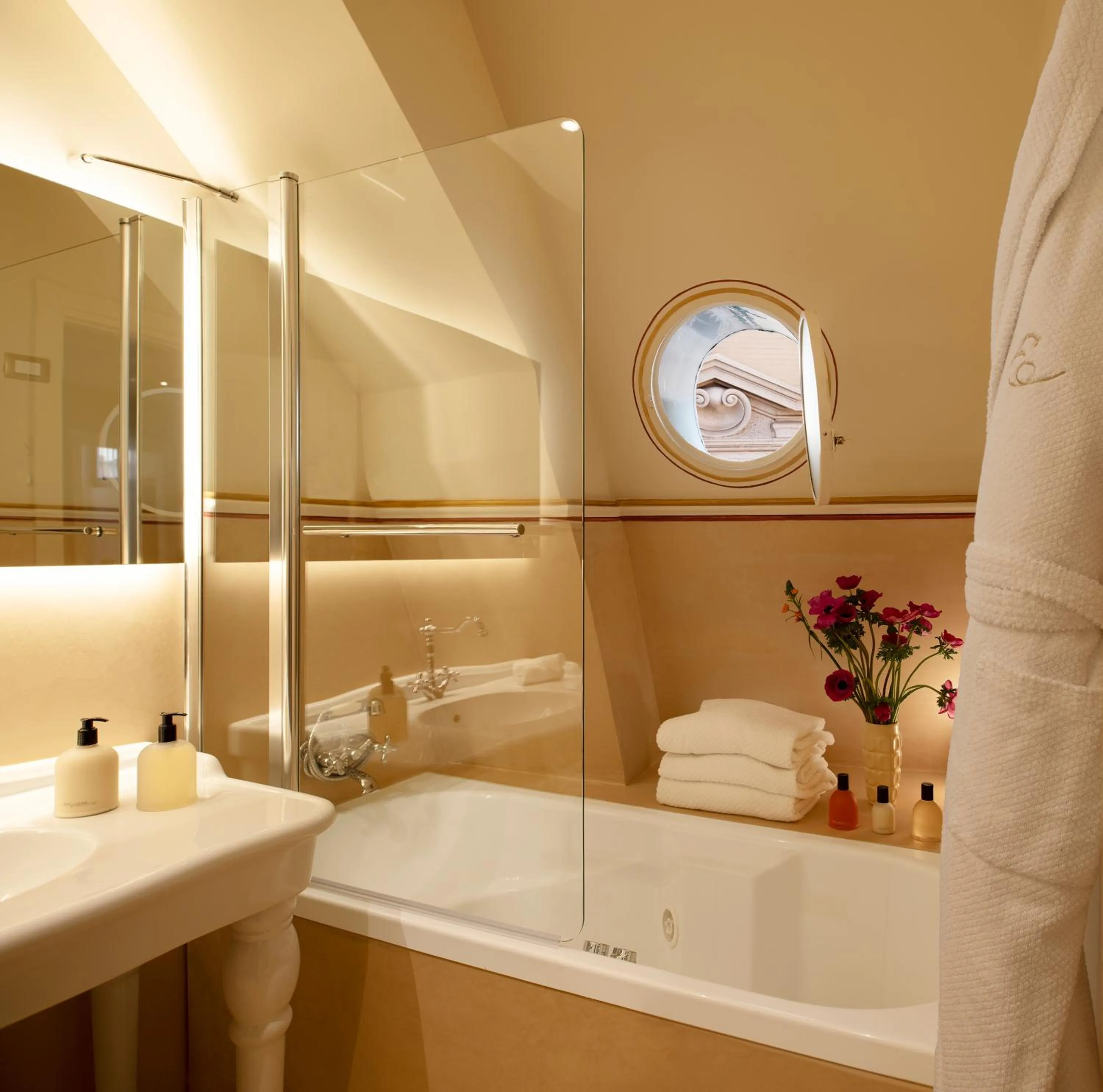 Toilet in Elizabeth Unique Hotel | a Member of Design Hotels™