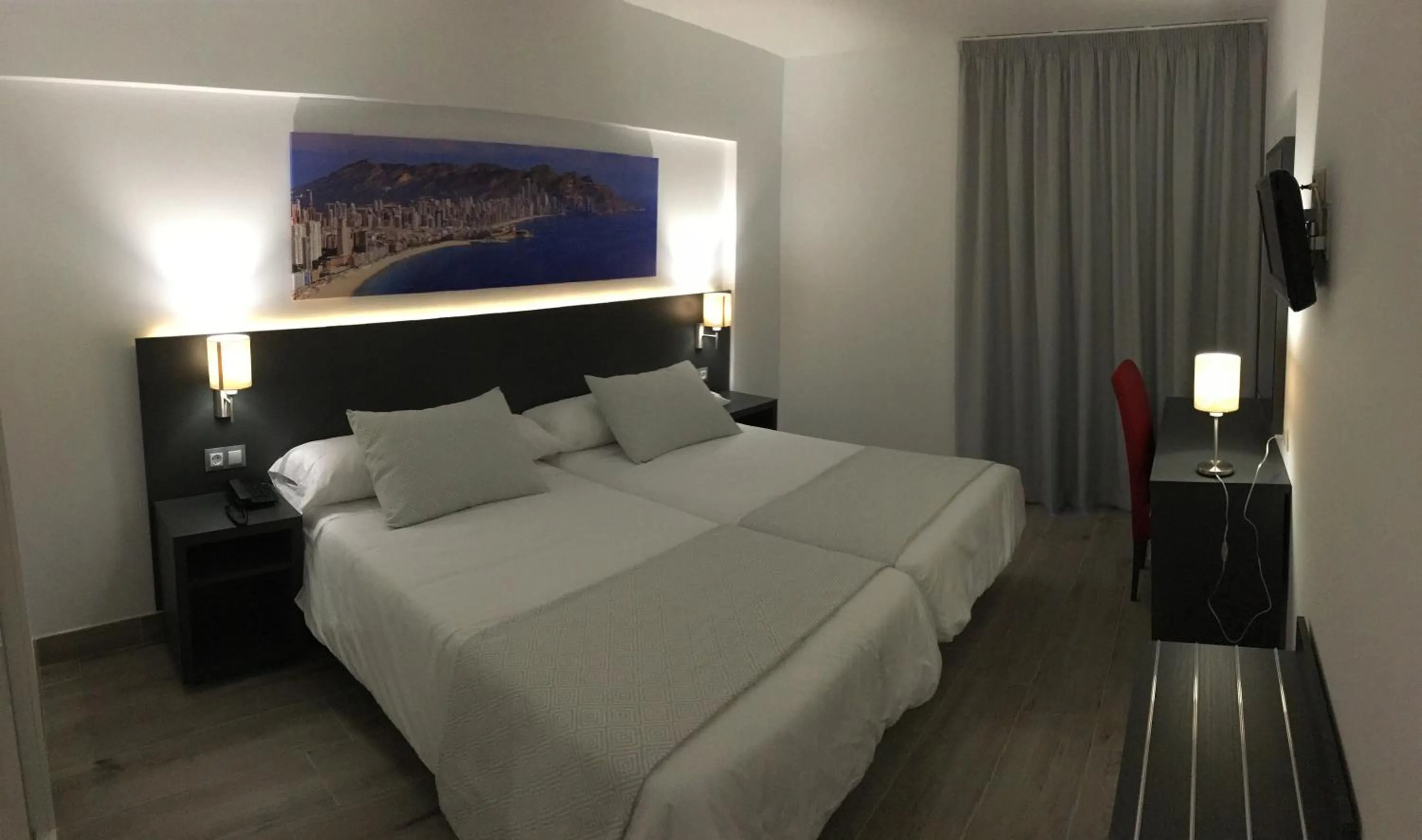 Photo of the whole room, Bed in Los Álamos