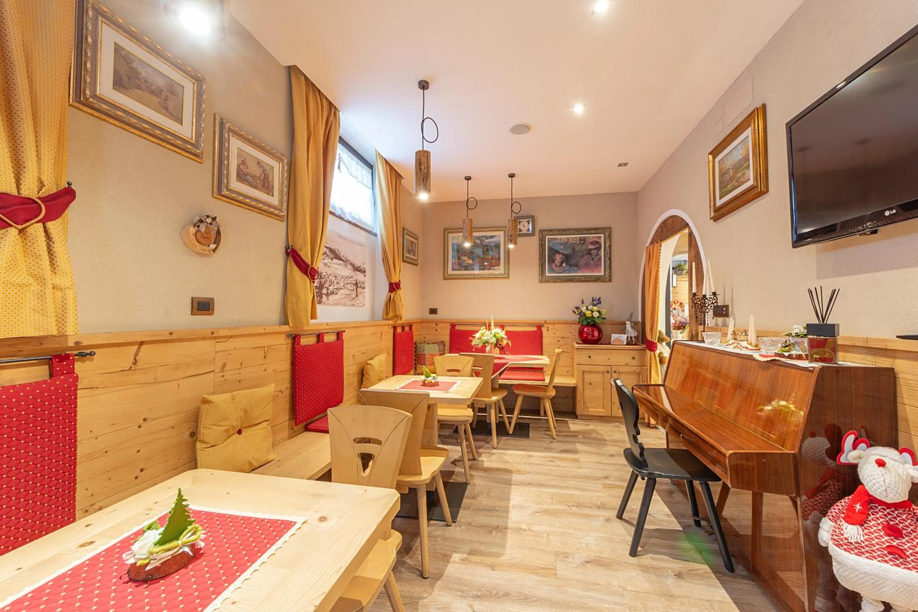 Communal lounge/ TV room in Monza Dolomites Hotel