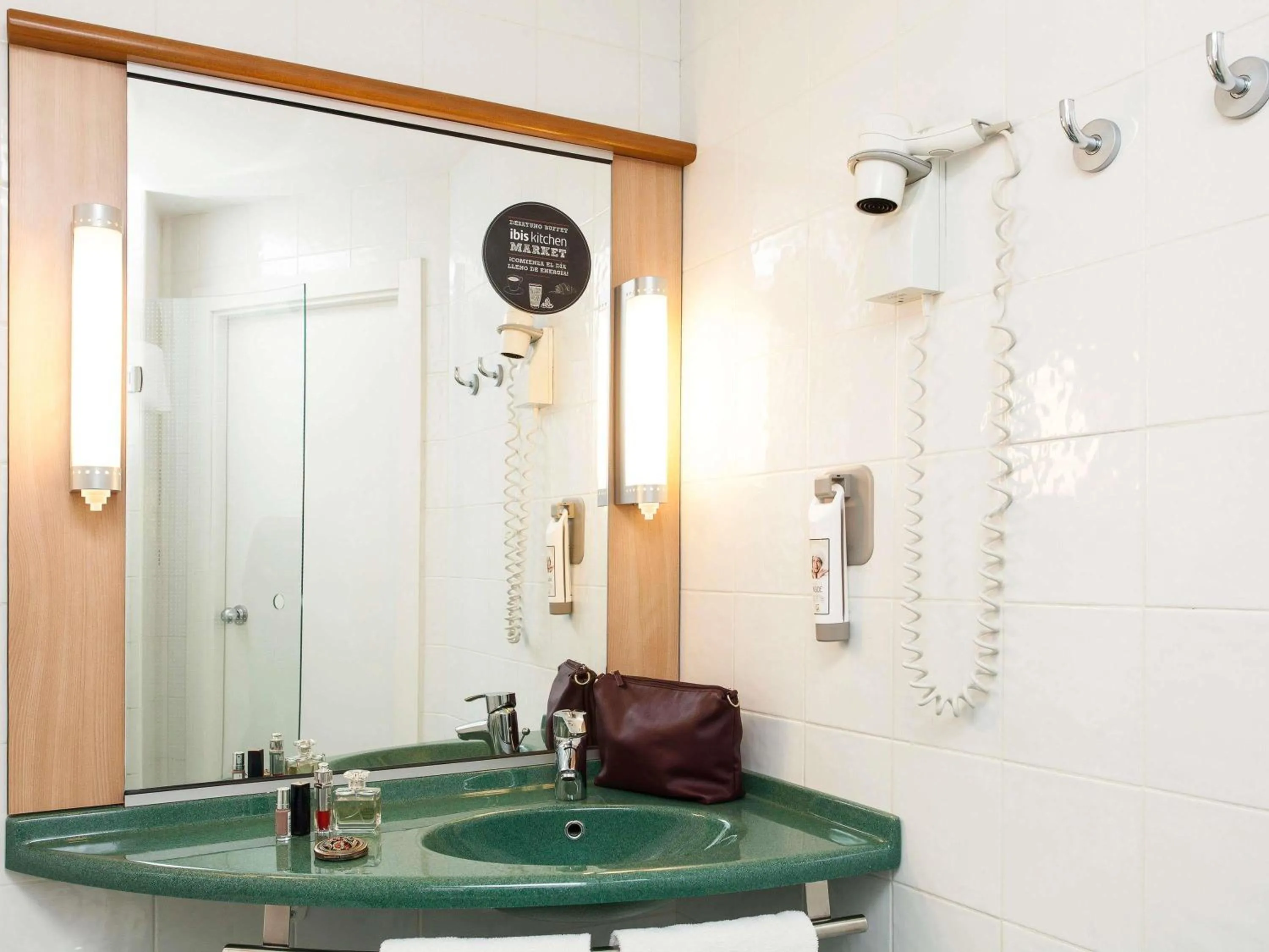 Bathroom in Ibis Madrid Calle Alcalá