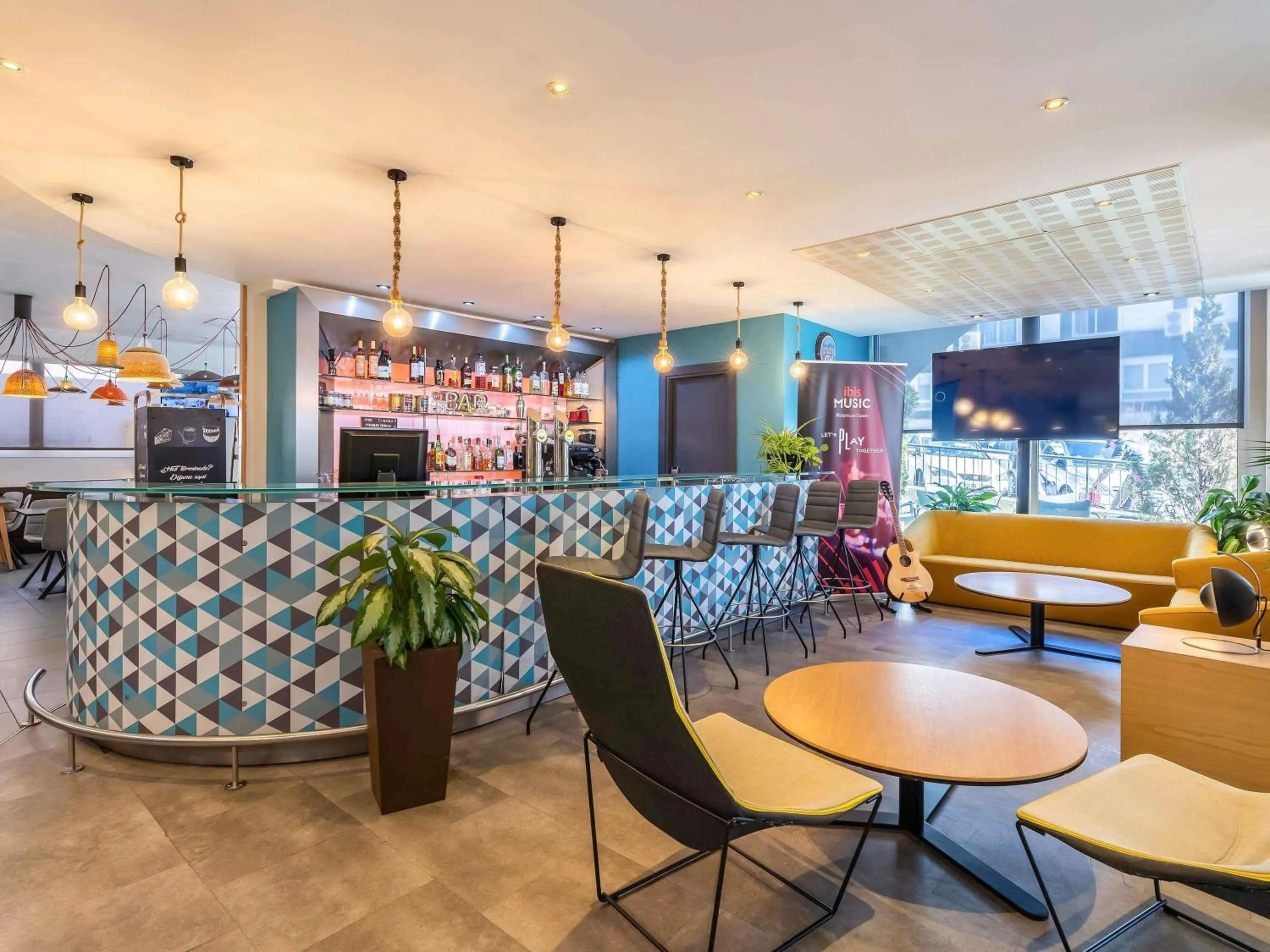 Lounge or bar in Ibis Madrid Calle Alcalá