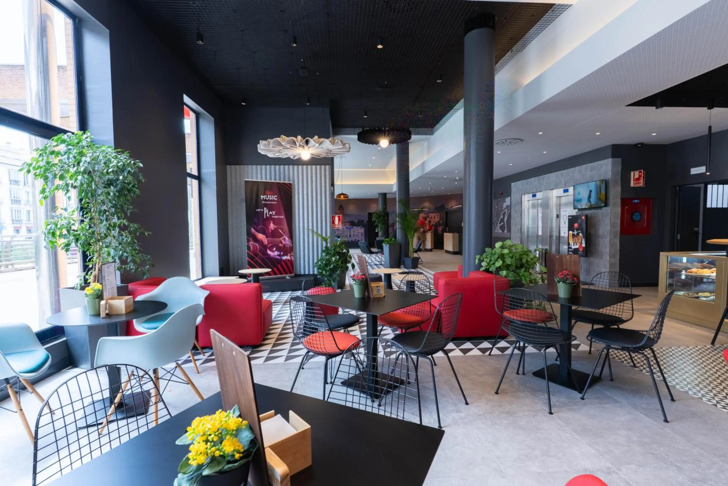 Lounge or bar in Ibis Malaga Centro Ciudad