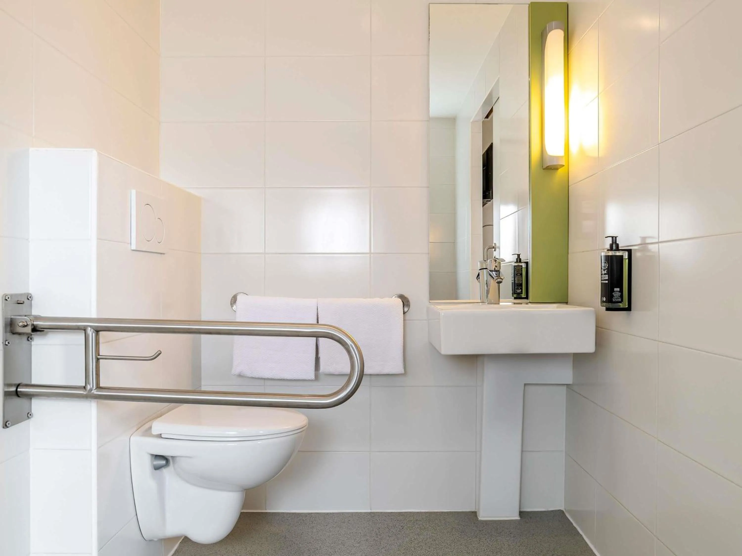 Bedroom in Ibis Sevilla