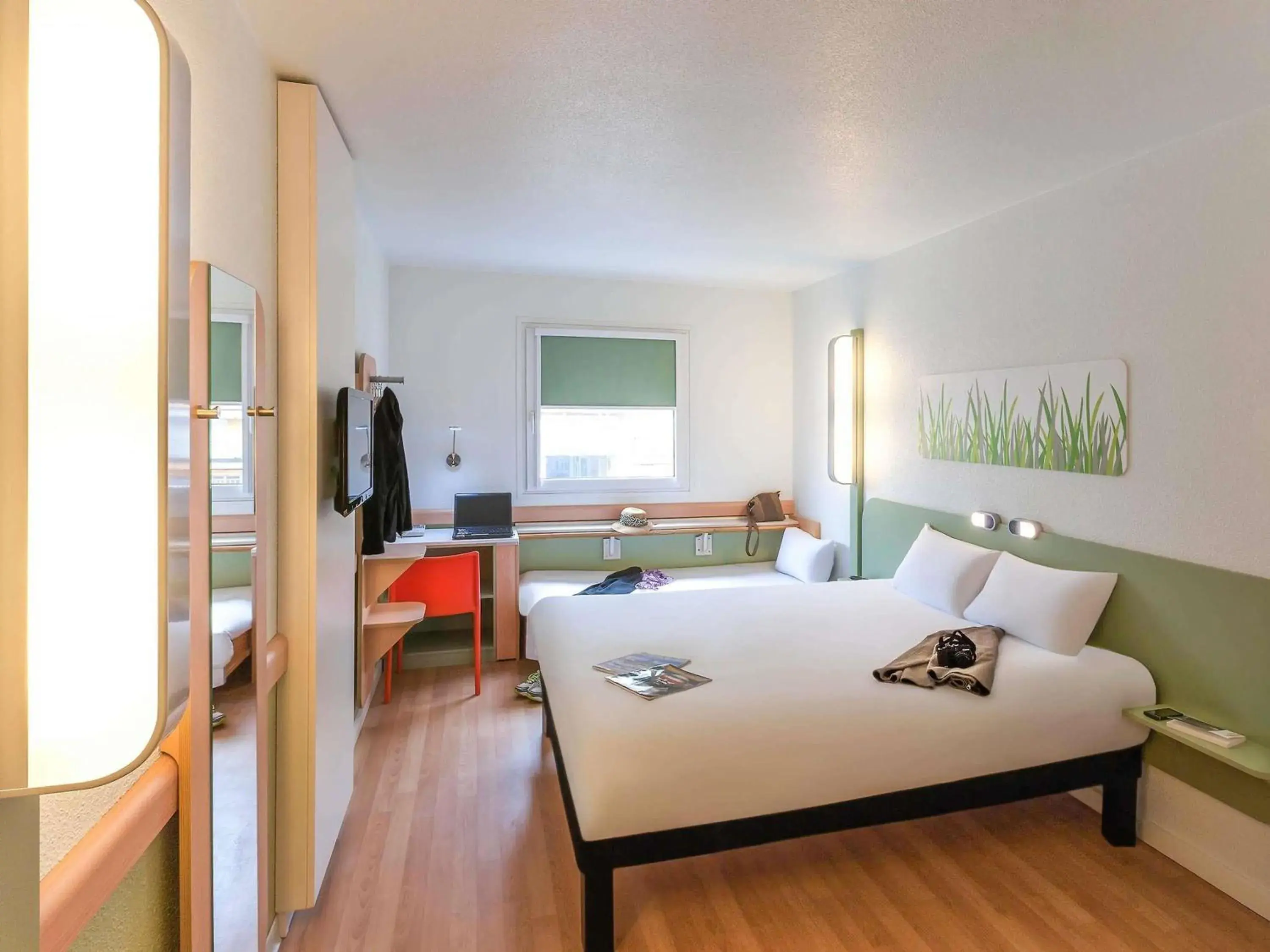 Family Room with One Double Bed and One Single Bed in Ibis Budget Valencia Aeropuerto Family Room with One Double Bed and One Single Bed in Ibis Budget Valencia Aeropuerto
