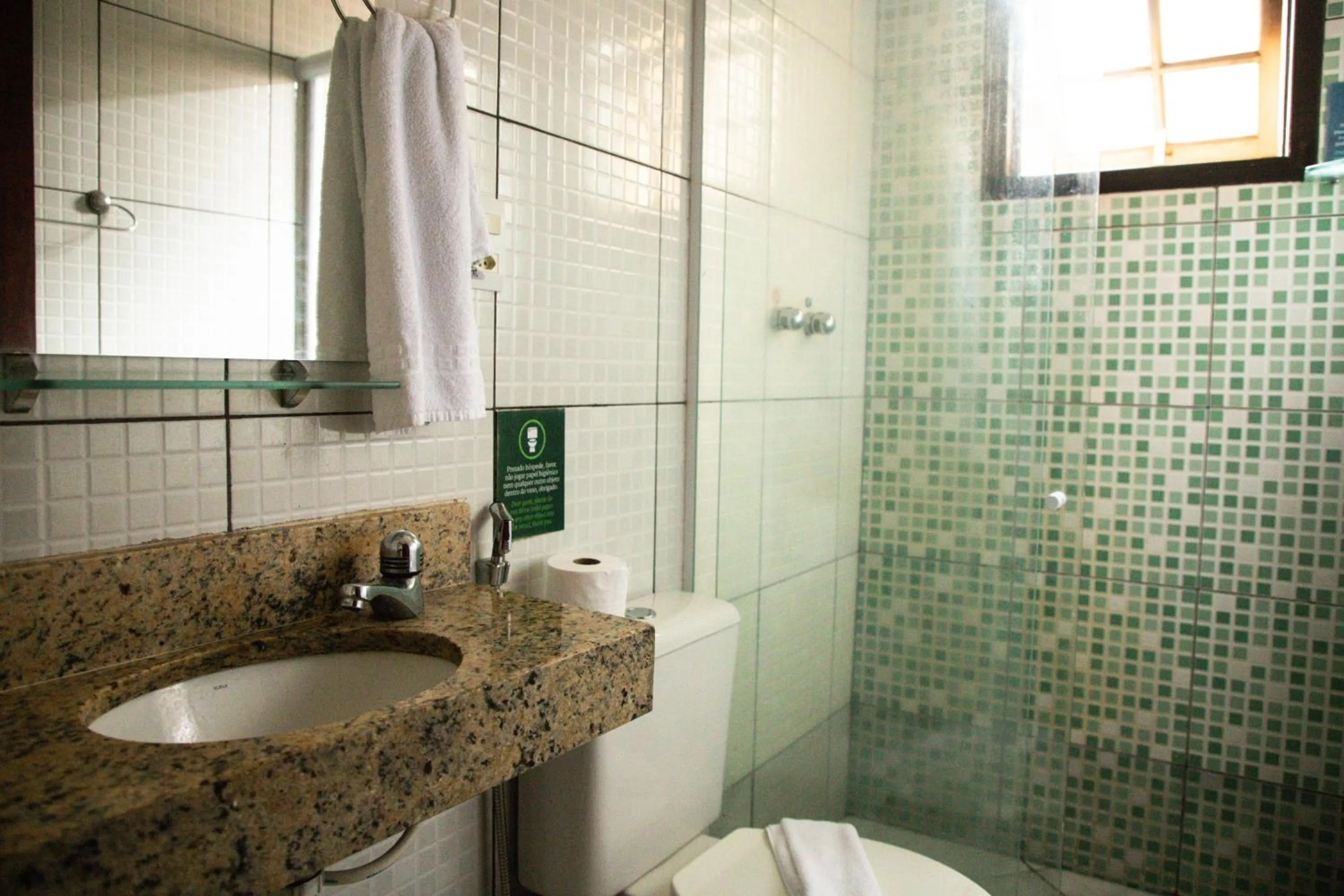 Shower in Lonier Praia Inn Flats