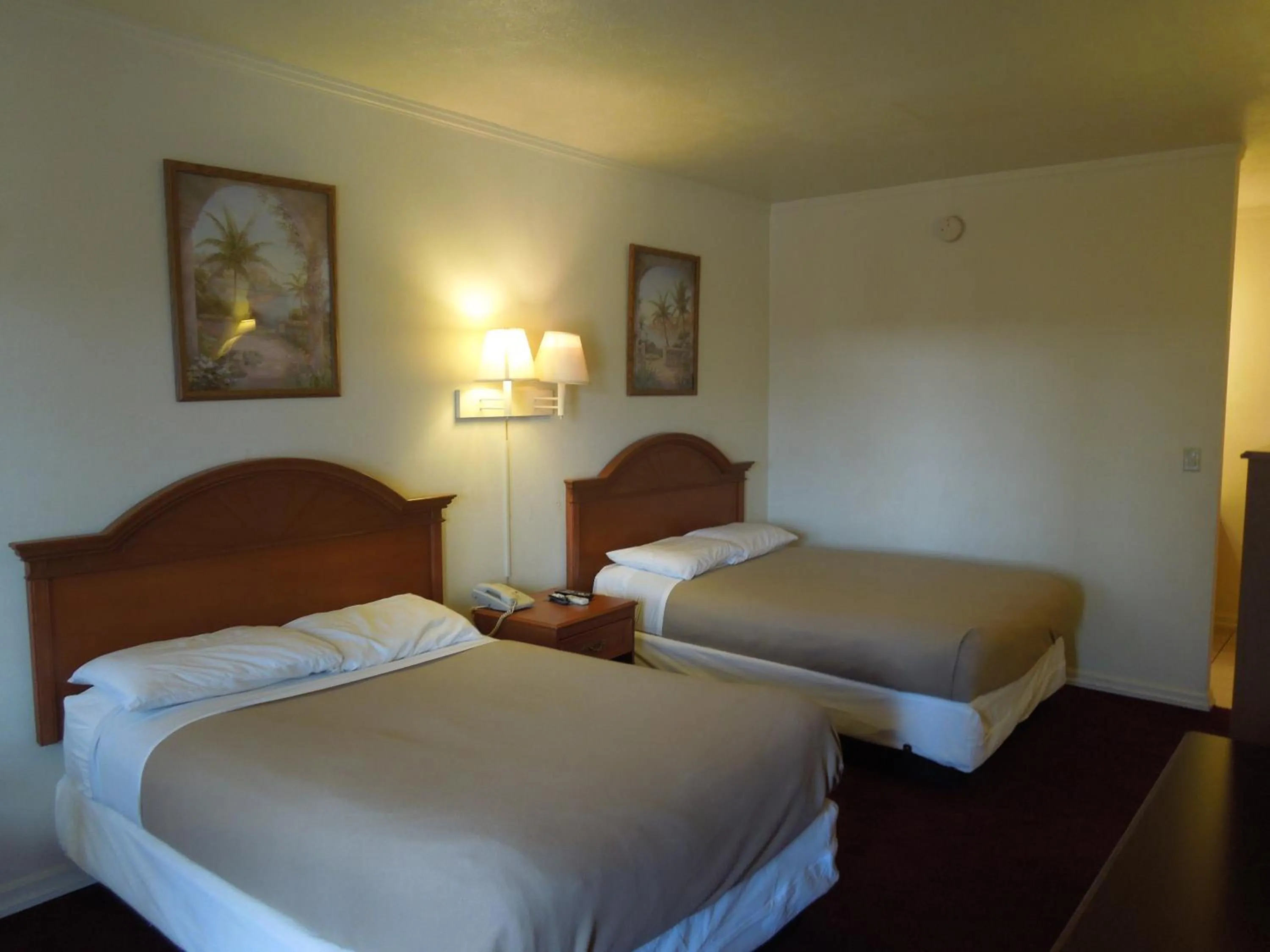 Bedroom, Bed in Wildwood Inn