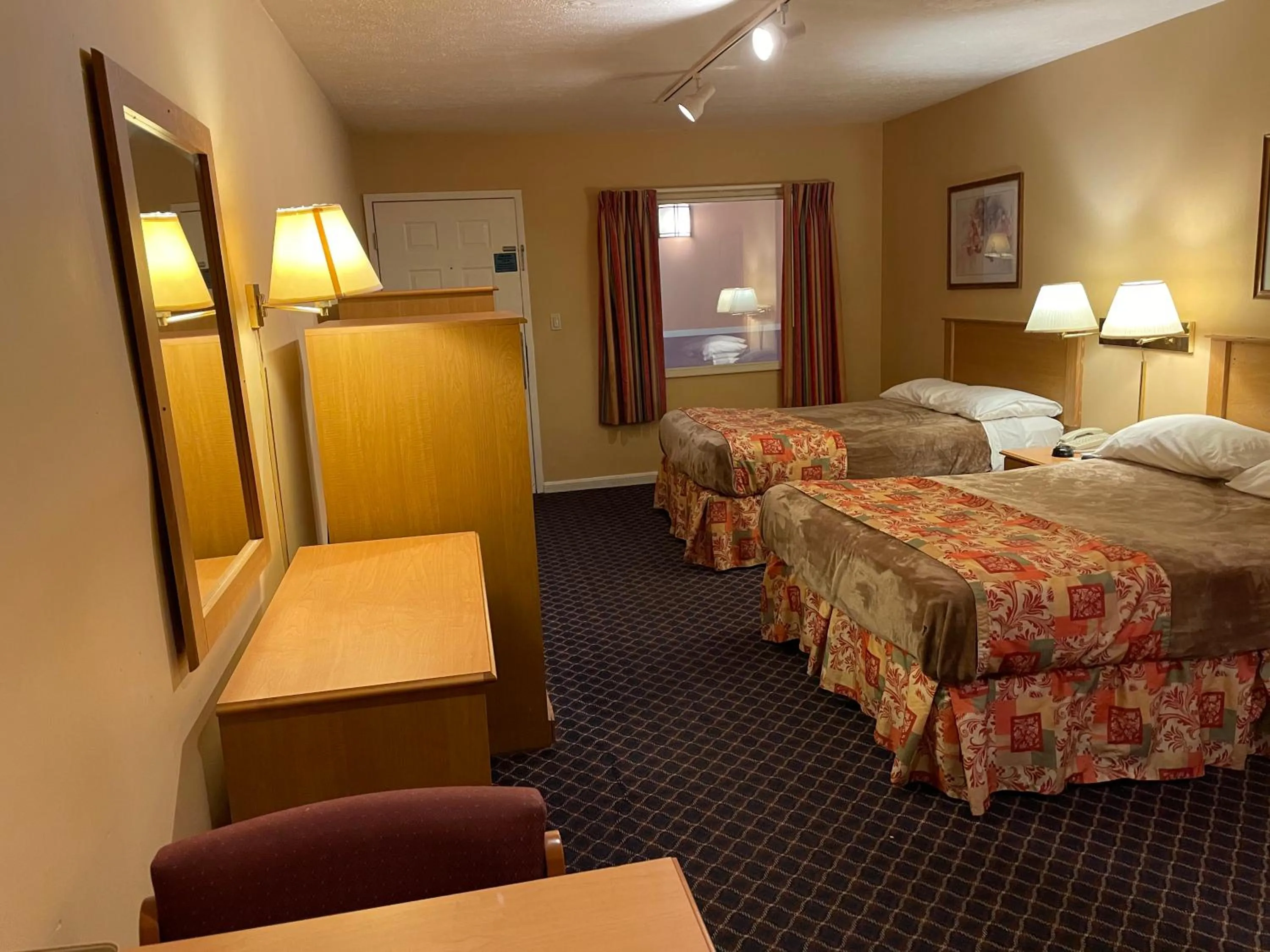 Bedroom, Bed in Wildwood Inn