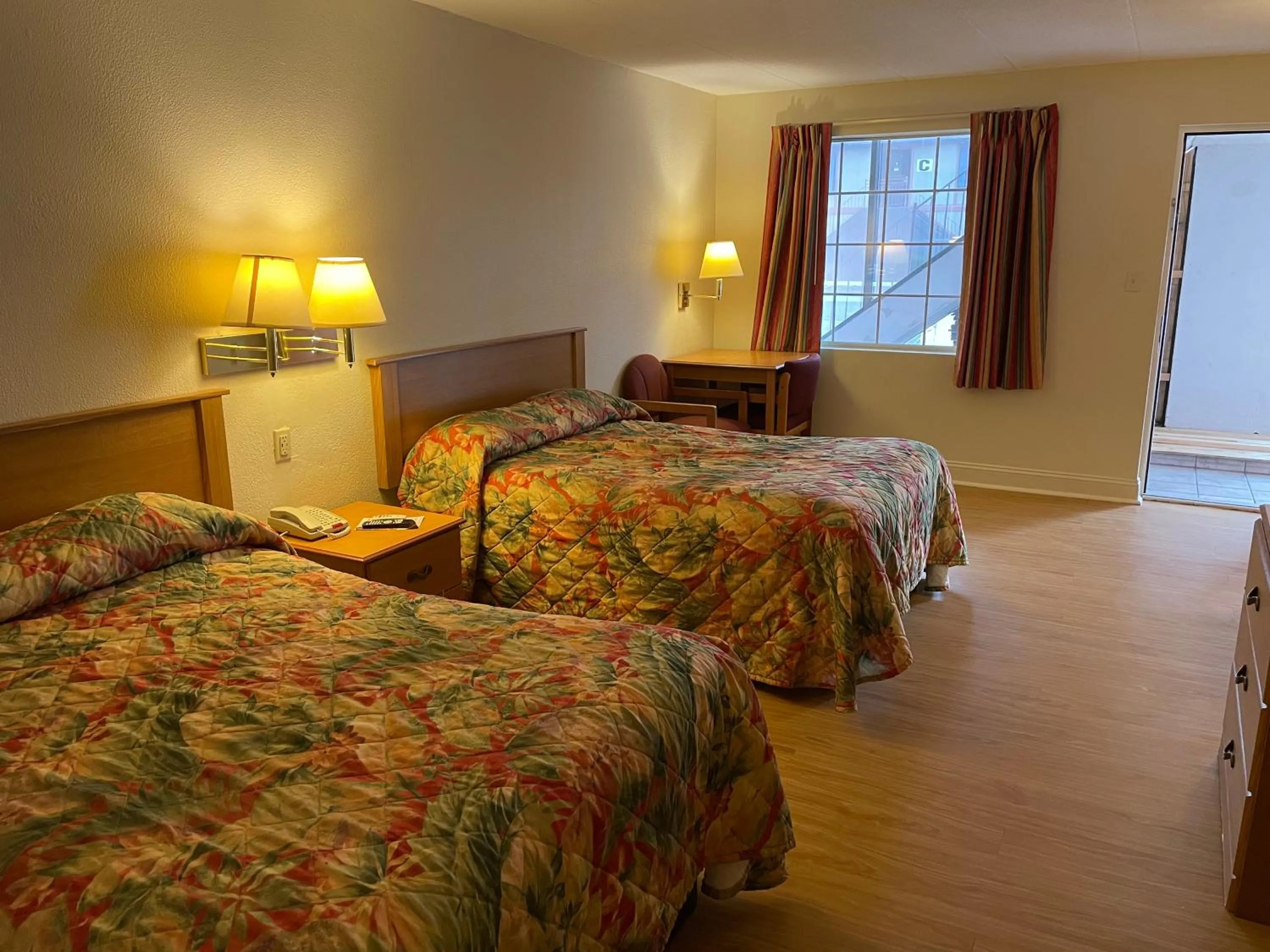 Photo of the whole room, Bed in Wildwood Inn