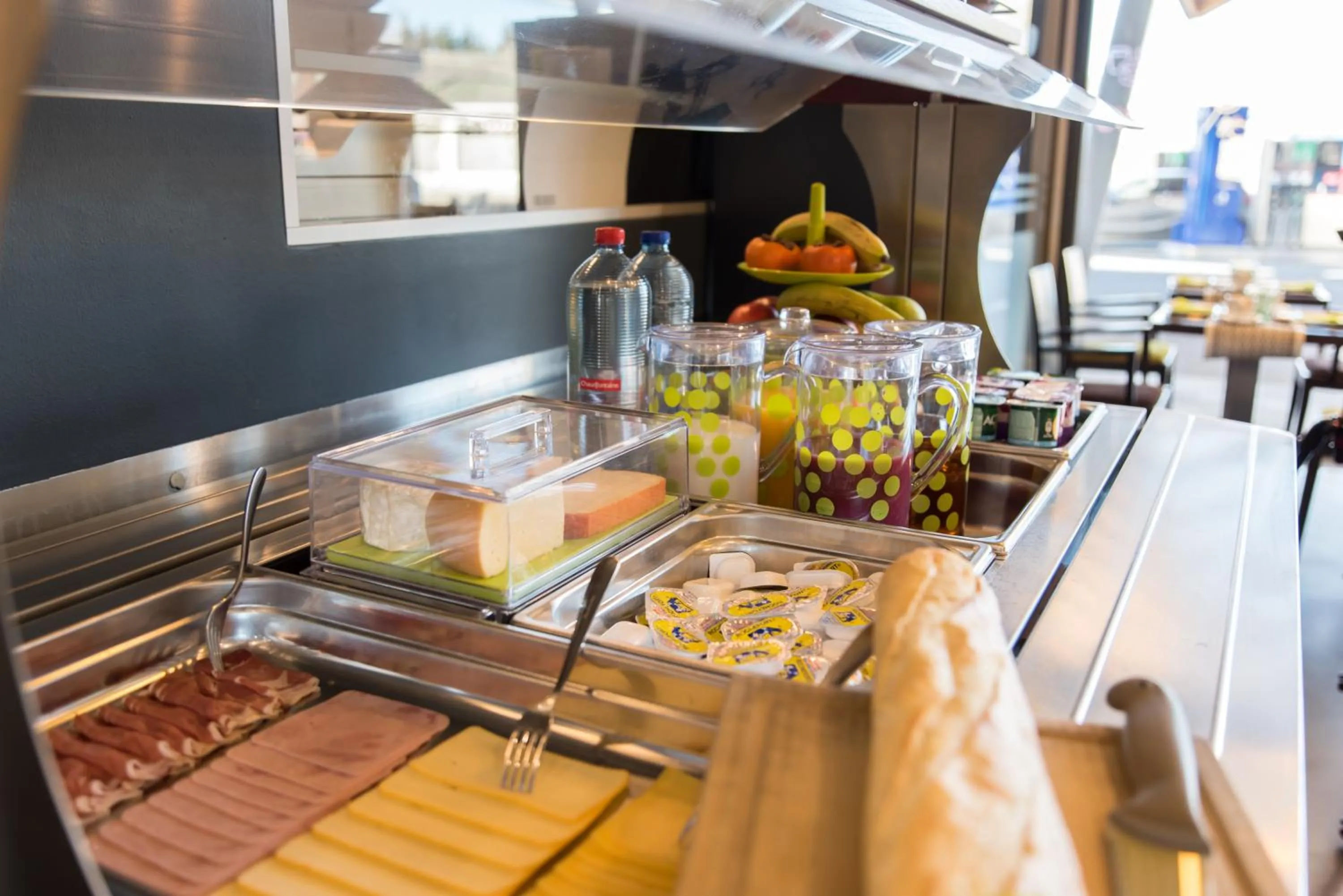 Food and drinks in Le Merceny Motel