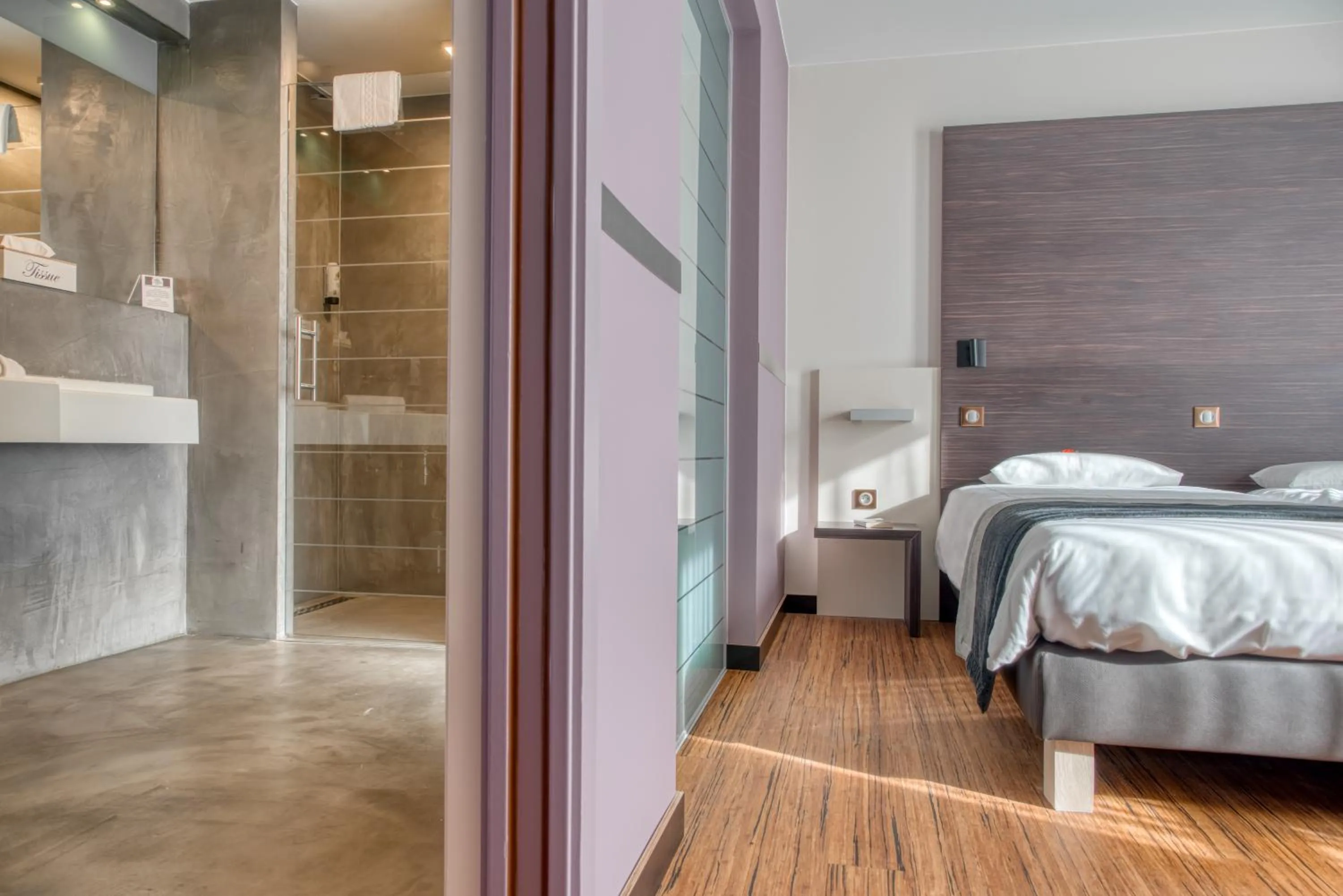 Shower, Bed in Le Merceny Motel