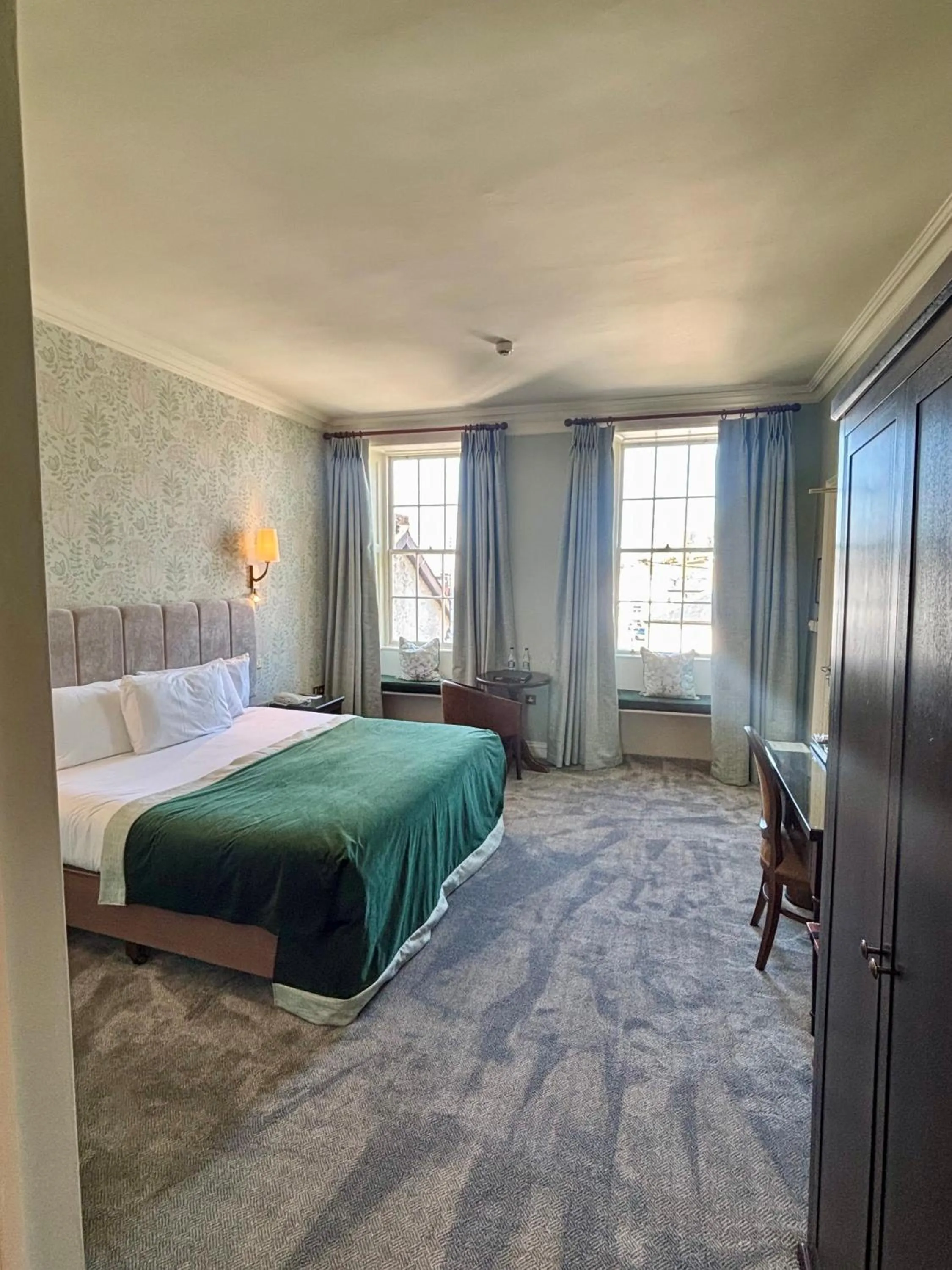 Photo of the whole room, Bed in Baileys Hotel Cashel